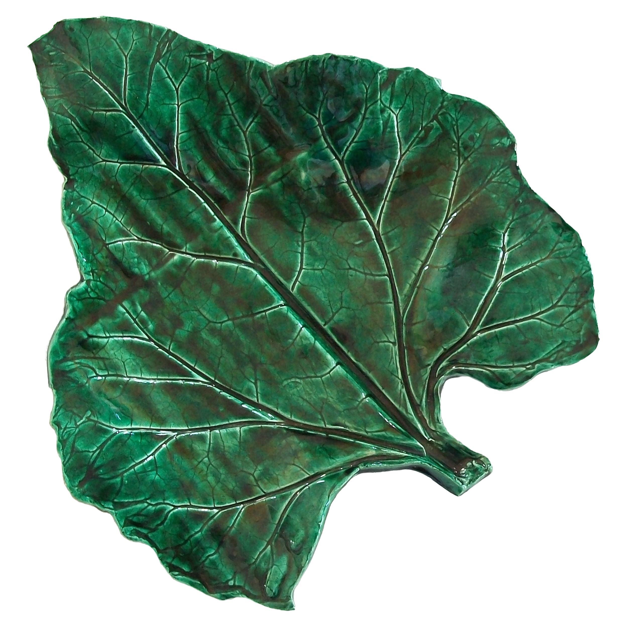 Vintage Studio Pottery Green Leaf Platter, Unsigned, Canada, 20th Century For Sale