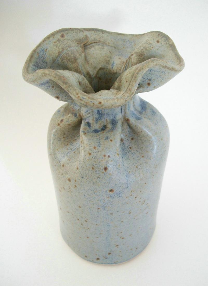 Mid-Century Modern Vintage Studio Pottery ''Gunny Sack'' Vase - Non signé - Canada - Mid 20th Century en vente