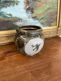 Vintage Studio Pottery Krug mit glasierter Vogel Silhouette und erdgrünem Finish