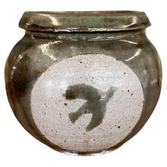 Vintage Studio Pottery Krug mit glasierter Vogel Silhouette und erdgrünem Finish