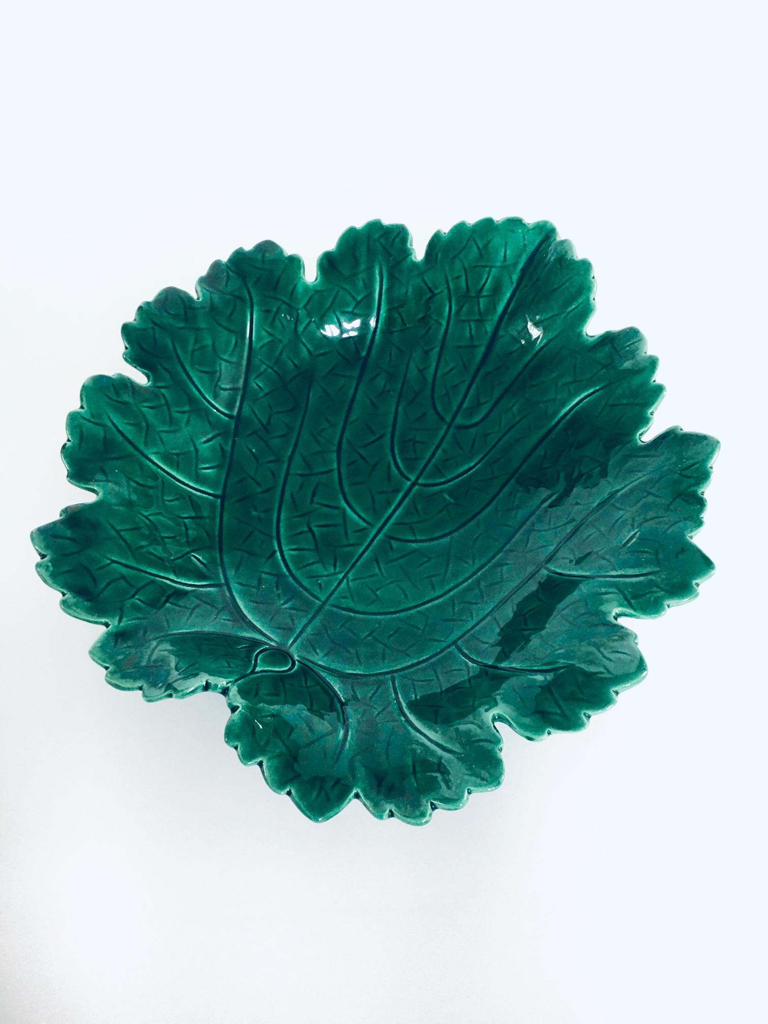 Francese Ciotola a foglia in Studio Pottery d'epoca di Albert Ferlay, Vallauris Francia, 1960 in vendita