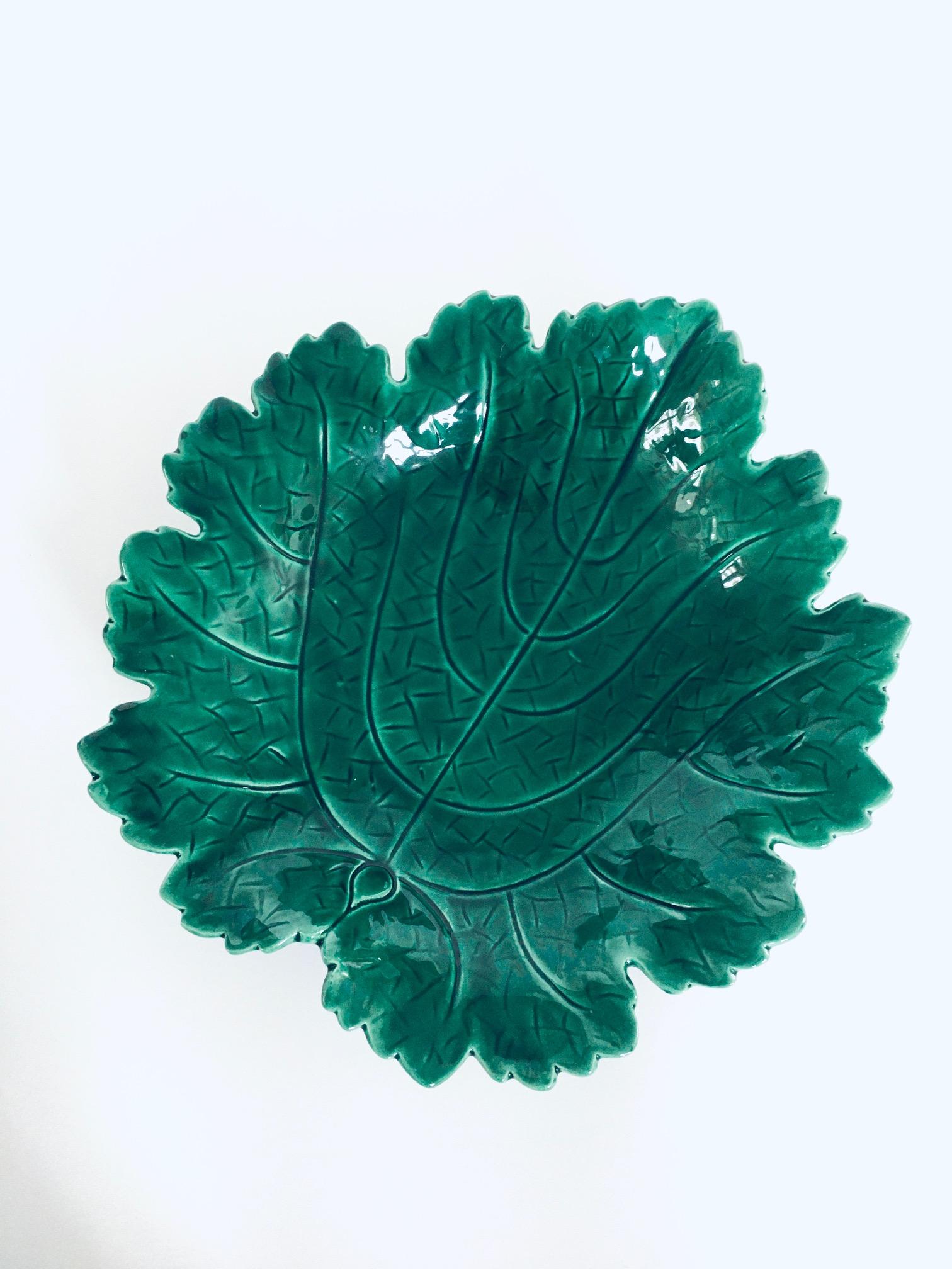 Vintage Studio Pottery Leaf Bowl by Albert Ferlay, Vallauris France 1960's In Good Condition For Sale In Oud-Turnhout, VAN