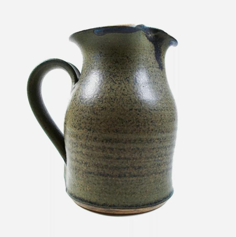 Vintage Studio Pottery Krug - Wachs Resist Dekoration - Signiert - Mitte 20. C. (Glasiert) im Angebot