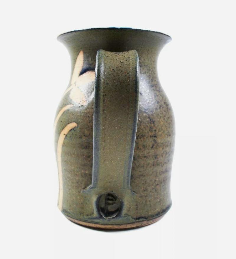 Vintage Studio Pottery Krug - Wachs Resist Dekoration - Signiert - Mitte 20. C. im Zustand „Gut“ im Angebot in Chatham, ON