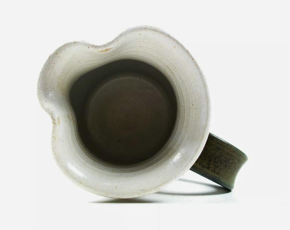 Vintage Studio Pottery Krug - Wachs Resist Dekoration - Signiert - Mitte 20. C. (20. Jahrhundert) im Angebot
