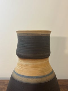 Vintage Studio Pottery Steingut Vase, Erdton gestreift signiert
