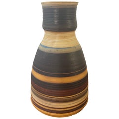 Vintage Studio Pottery Steingut Vase, Erdton gestreift signiert