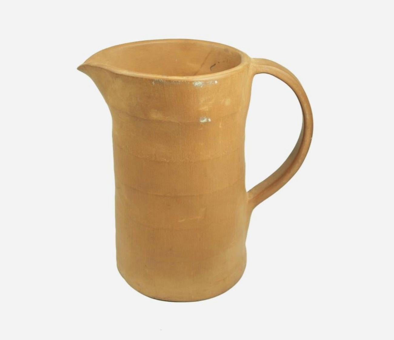 Jarra vintage de terracota sin vidriar de Studio Pottery - lanzada a torno con asa modelada y aplicada a mano - Canadá (probablemente) - firmada en la base K.T.I. - mediados del siglo XX.

Buen estado vintage - una picadura de pulga (como en la