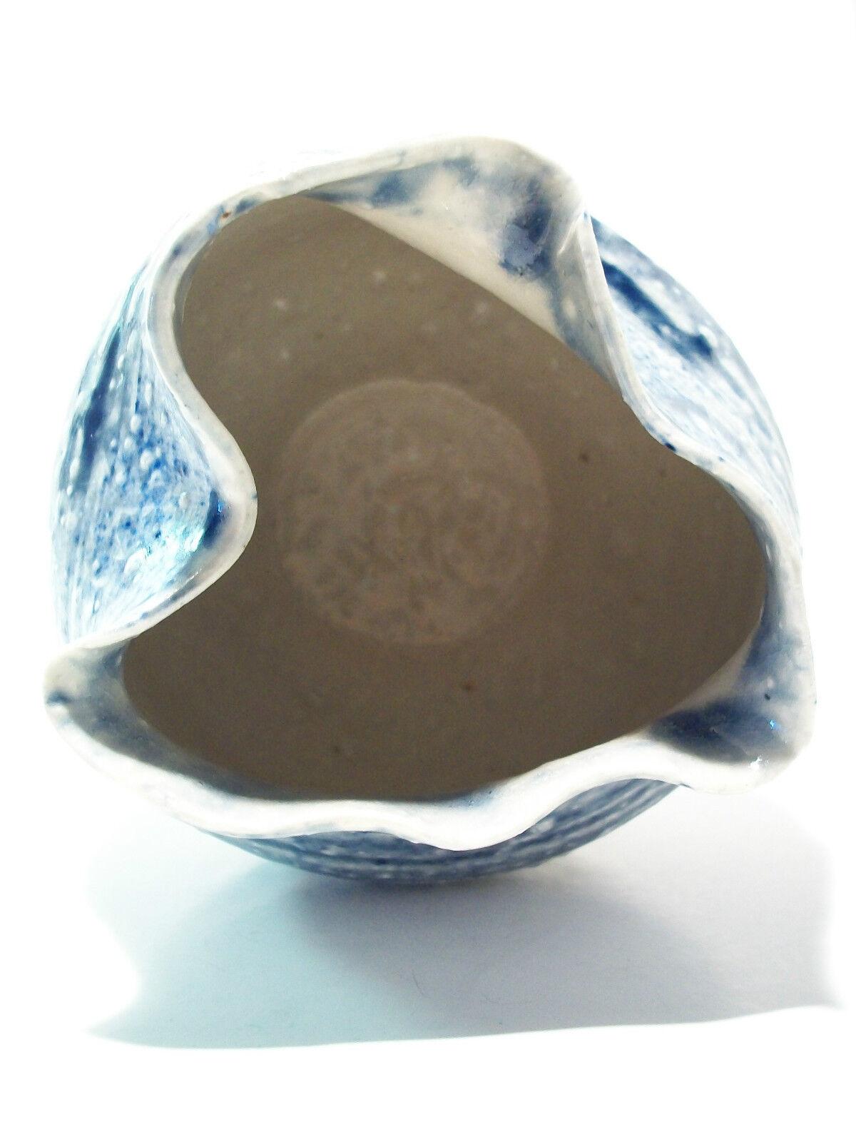 Ceramica Vaso Studio Pottery d'epoca - Cerchio manipolato - Firmato - Fine del XX secolo in vendita