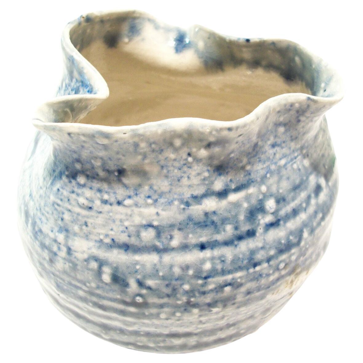 Vase Vintage Studio Pottery - Bord manipulé - Signé - Fin du 20ème siècle