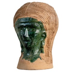 Jarrón vintage de Studio Pottery, forma de cabeza escultural con la cara esmaltada en verde, años 80
