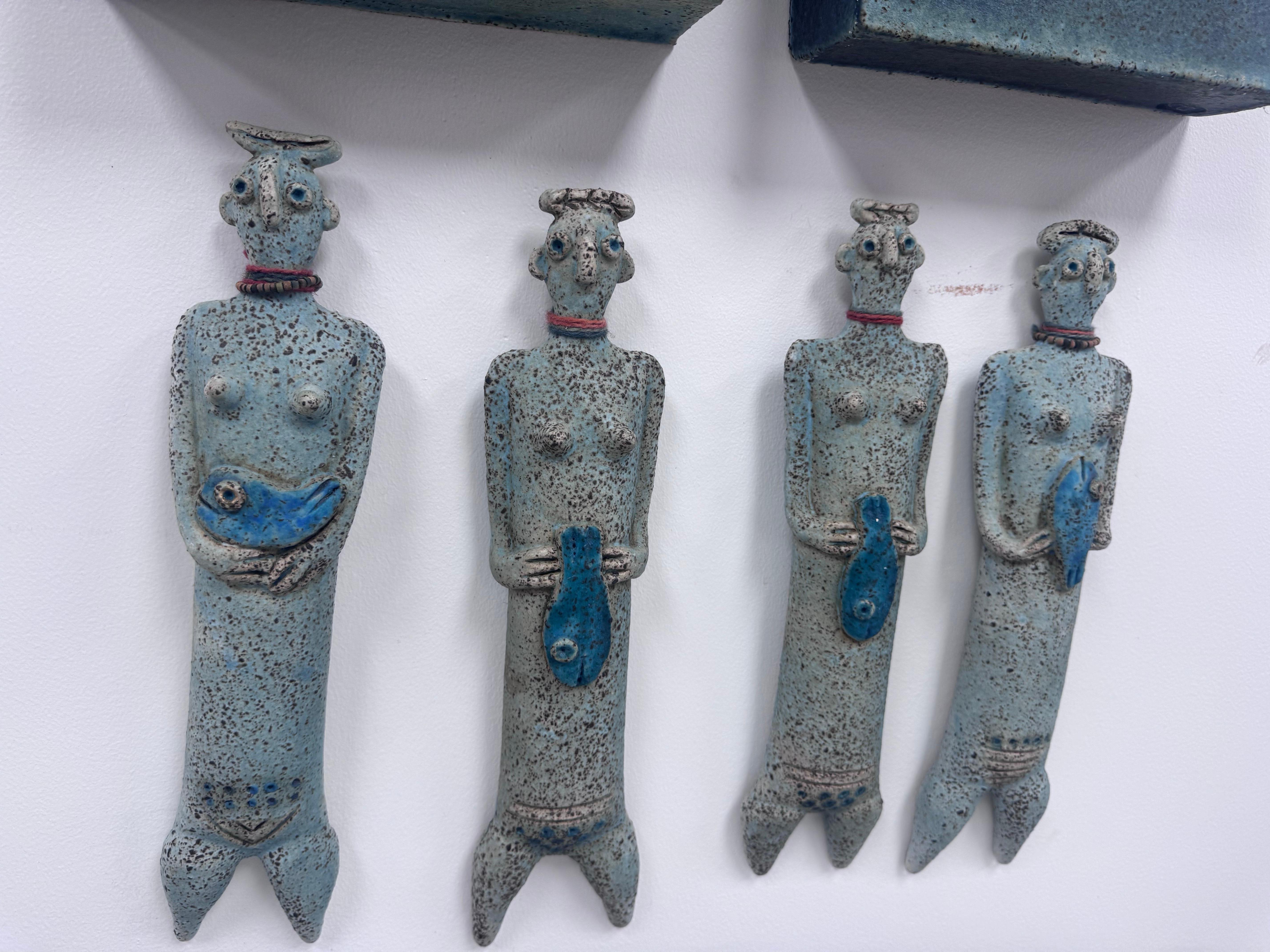 Vintage Studio Pottery Wall Sculptures Collection - Signed 20th Century Art
Einzigartige Kollektion von Studio-Wandskulpturen im Vintage-Stil, bestehend aus zwei Schattenboxen und vier Bildnissen. Die Schattenboxen messen 13,5 Zoll hoch, 8,5 Zoll