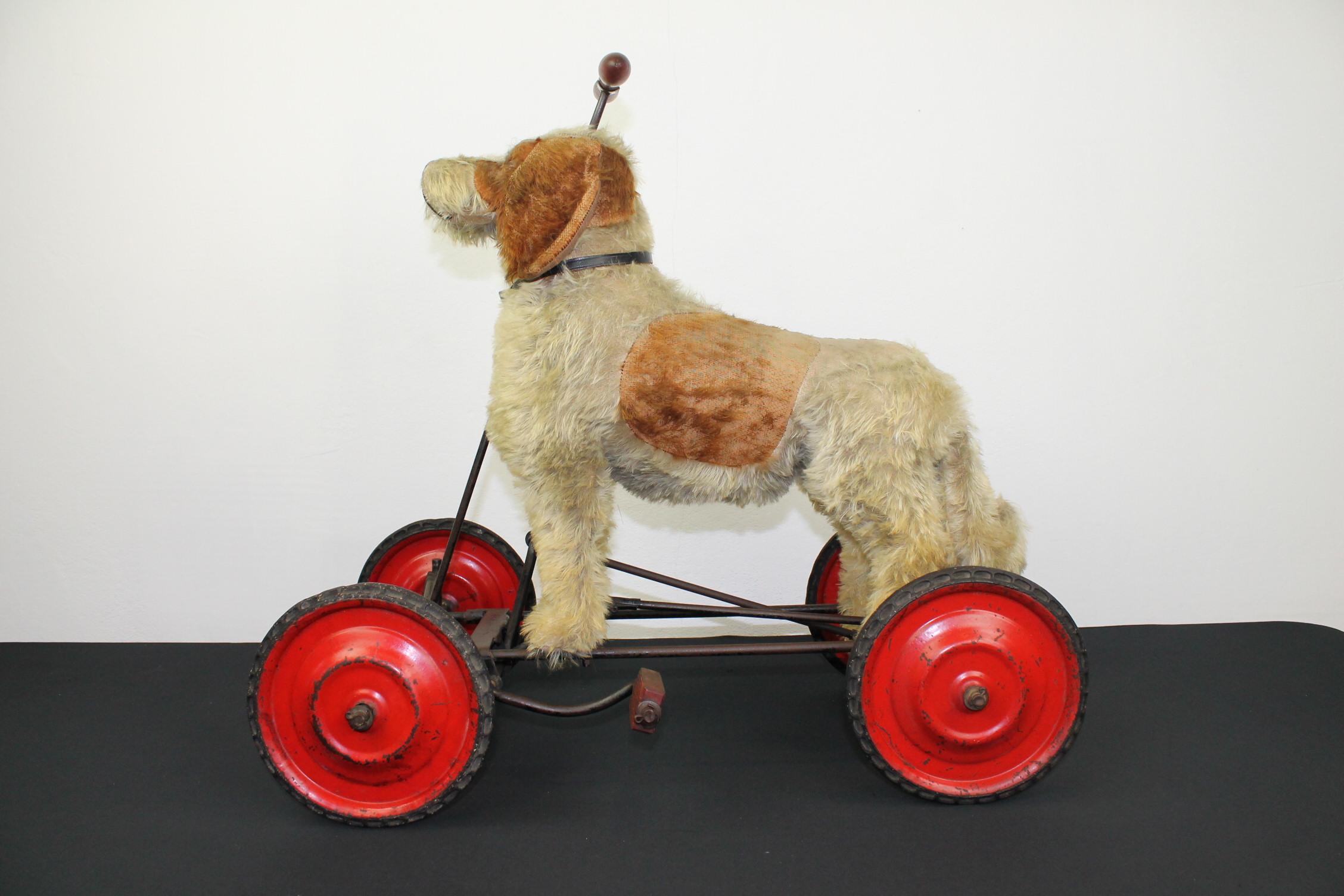 Vintage Stuffed Pedal Toy Dog , France In Good Condition In Antwerp, BE