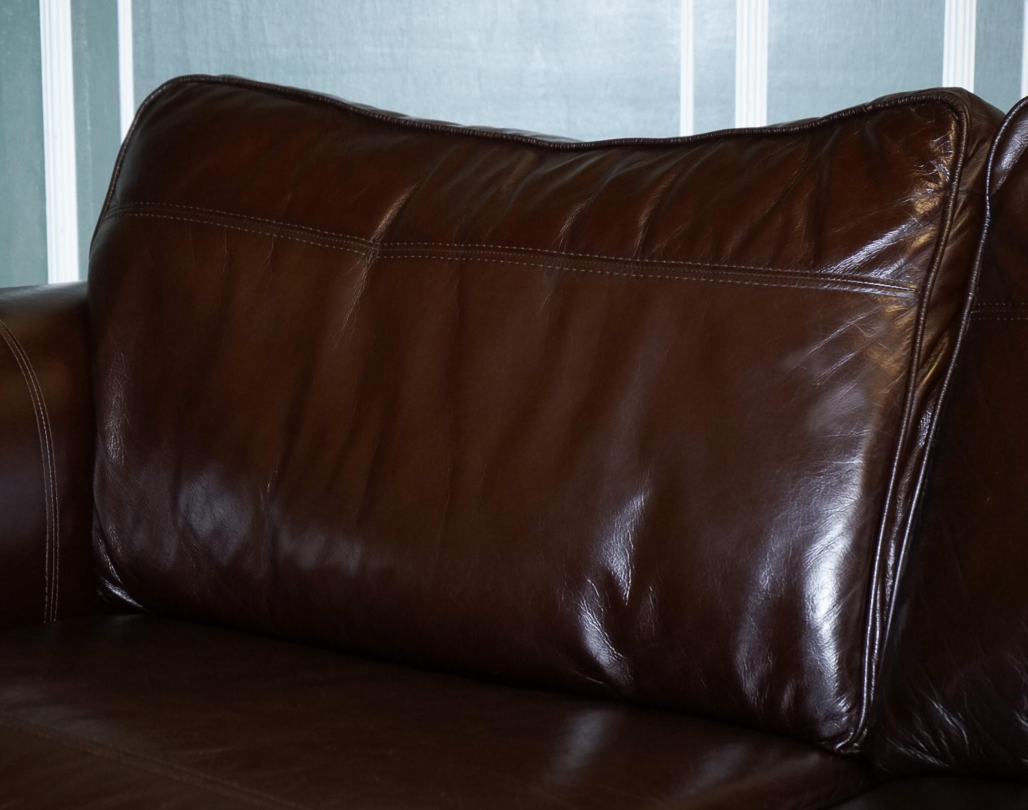 British VINTAGE STUNNiNG CHOCOLATE BROWN LEATHER 2 TO 3 SEATER SOFA For Sale