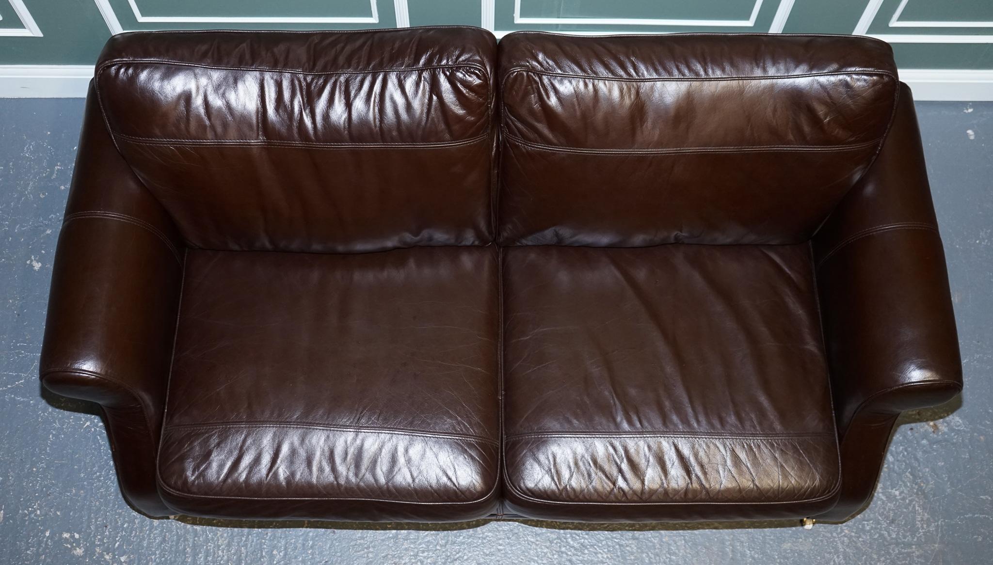 20th Century VINTAGE STUNNiNG CHOCOLATE BROWN LEATHER 2 TO 3 SEATER SOFA For Sale
