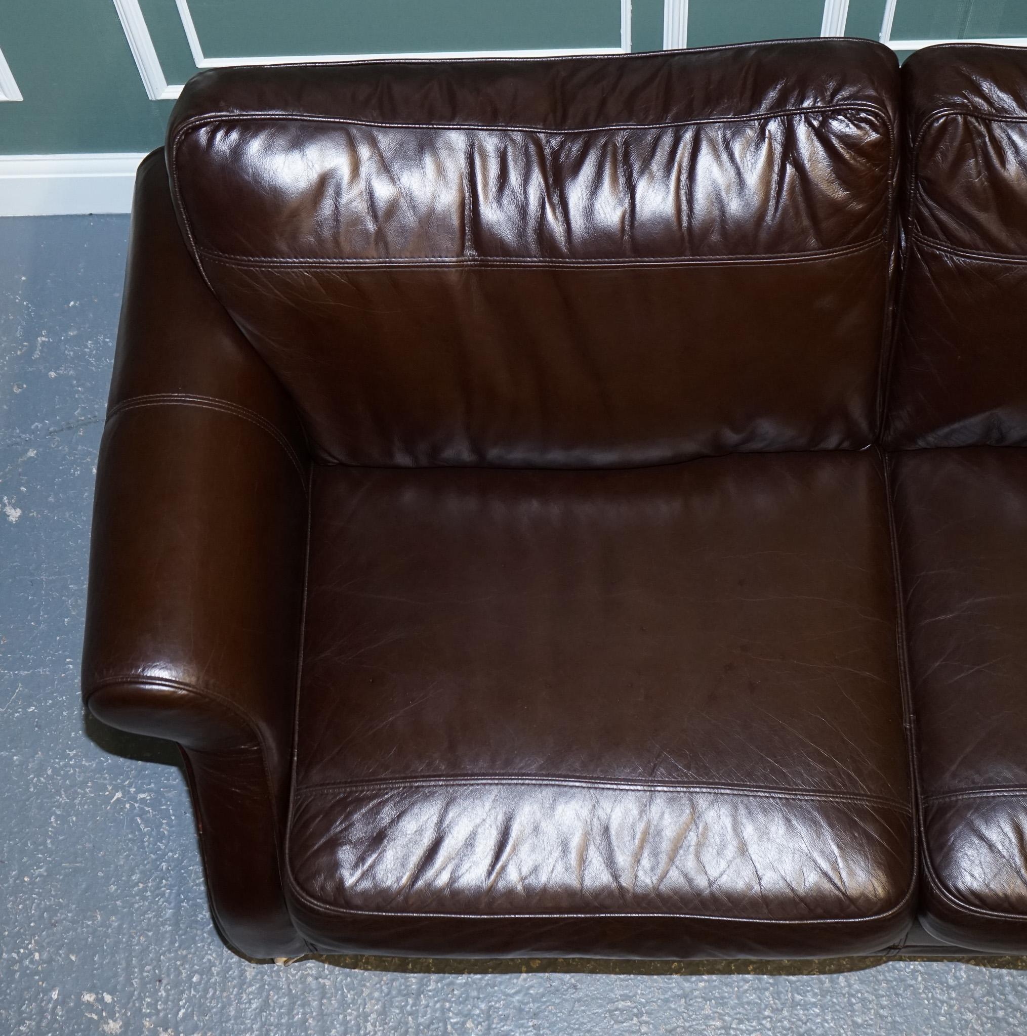 Leather VINTAGE STUNNiNG CHOCOLATE BROWN LEATHER 2 TO 3 SEATER SOFA For Sale