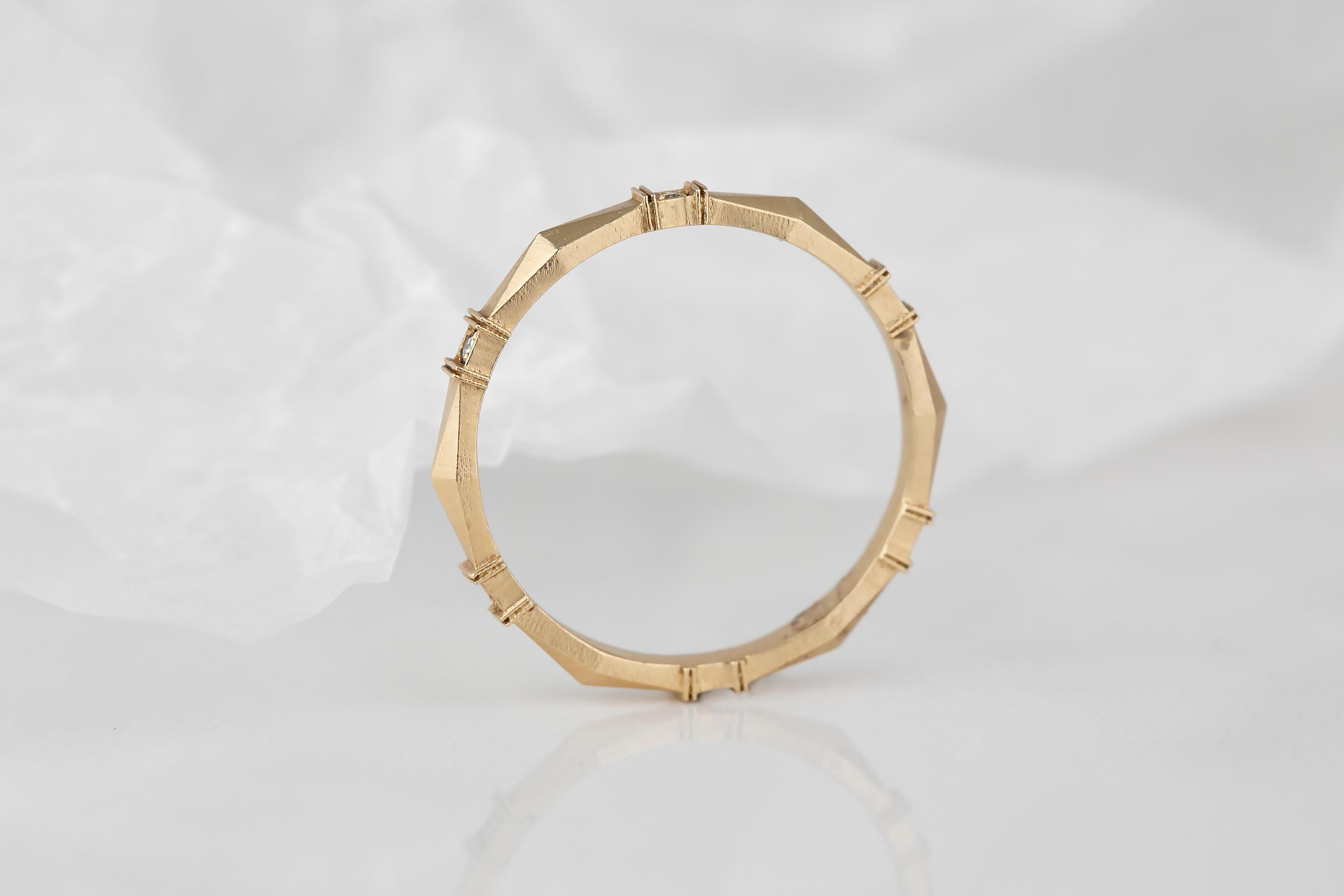 En vente :  Alliance géométrique de style vintage pour hommes et femmes en or 14 carats avec diamants 0,05 carat 10