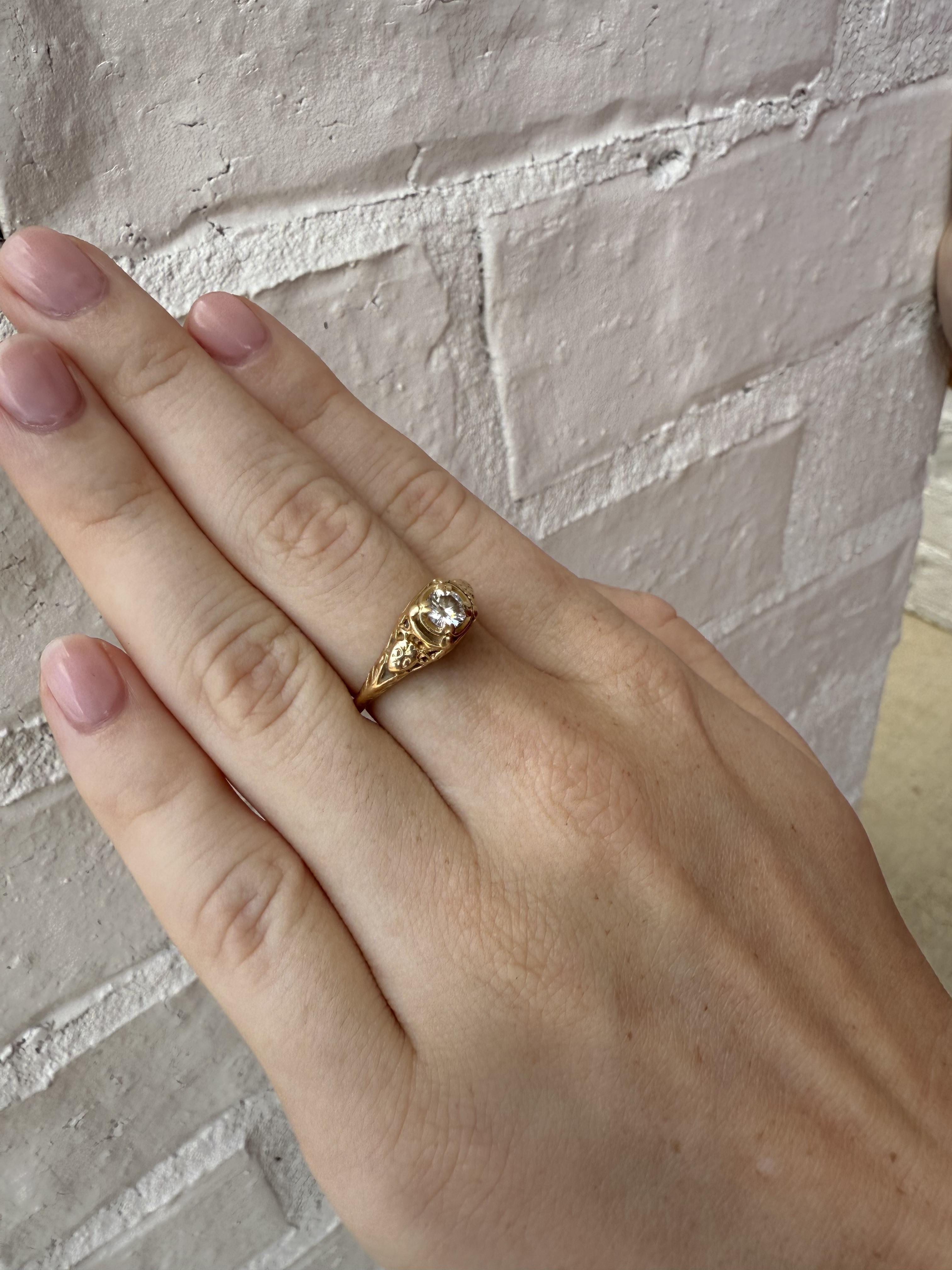 Adoriamo questa bellezza in oro giallo!!!

Dettagli dell'anello
Materiale: Oro giallo 14K
Altezza della testa: 5,6 mm
Larghezza della testa: 6,9 mm
Peso: 2,6 grammi
Misura delle dita: 5 1/2
Su richiesta, è possibile ottenere una dimensione