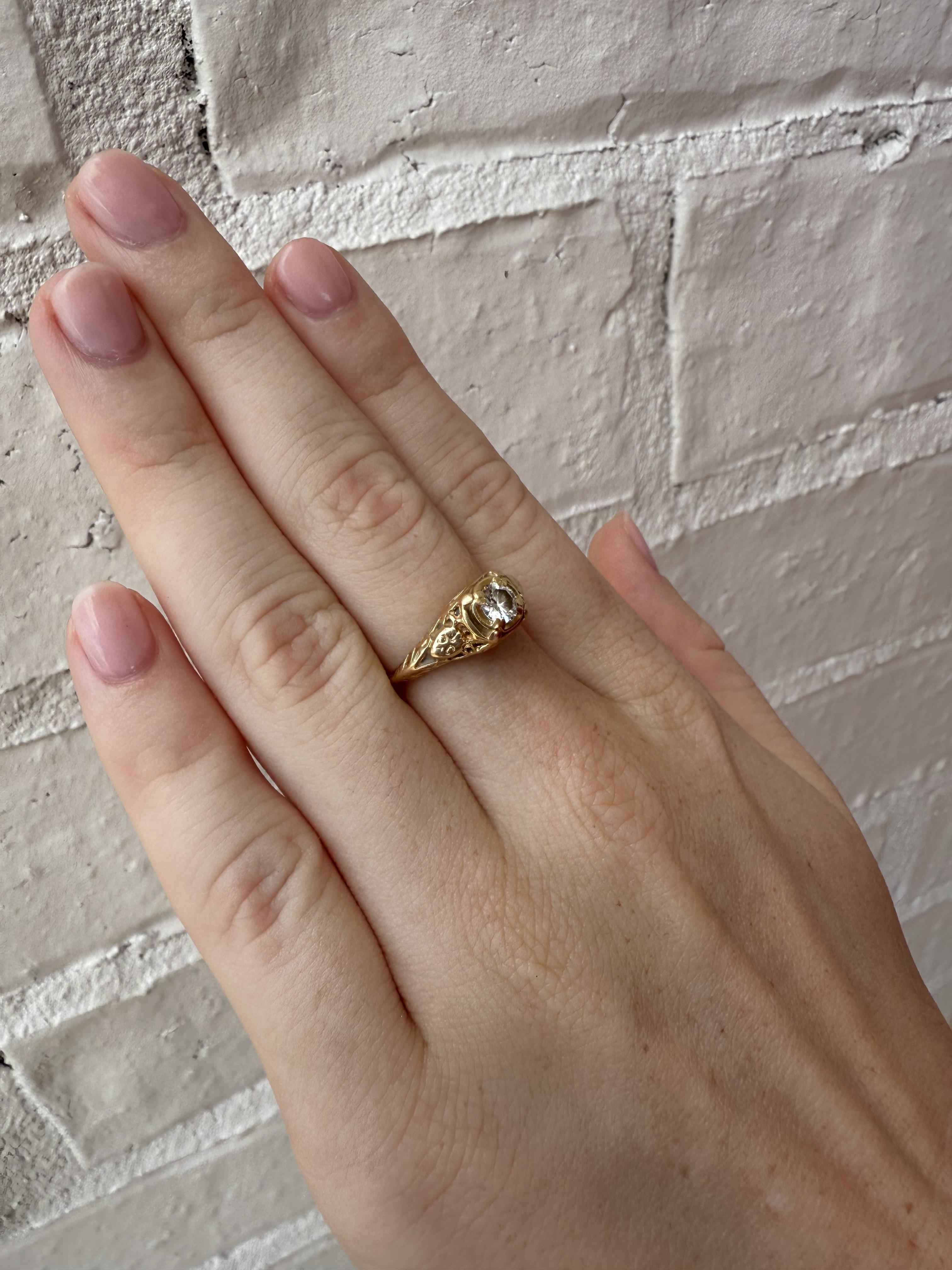 Taglio brillante Anello in filigrana con diamante da 0,3 carati in stile vintage, oro giallo 14K in vendita