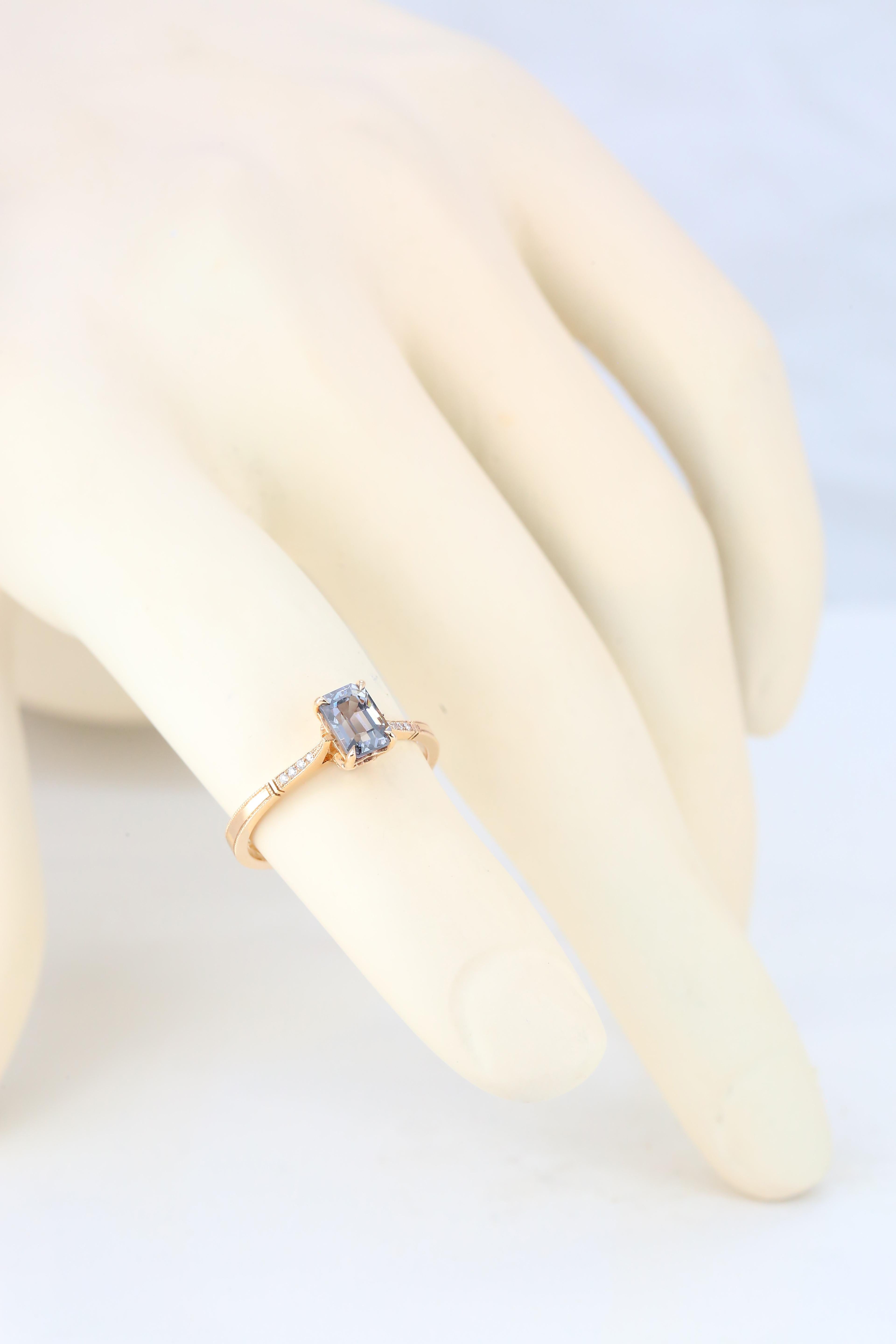 Bague de fiançailles de style vintage en spinelle taille émeraude 0,99 carat avec diamants en vente 5