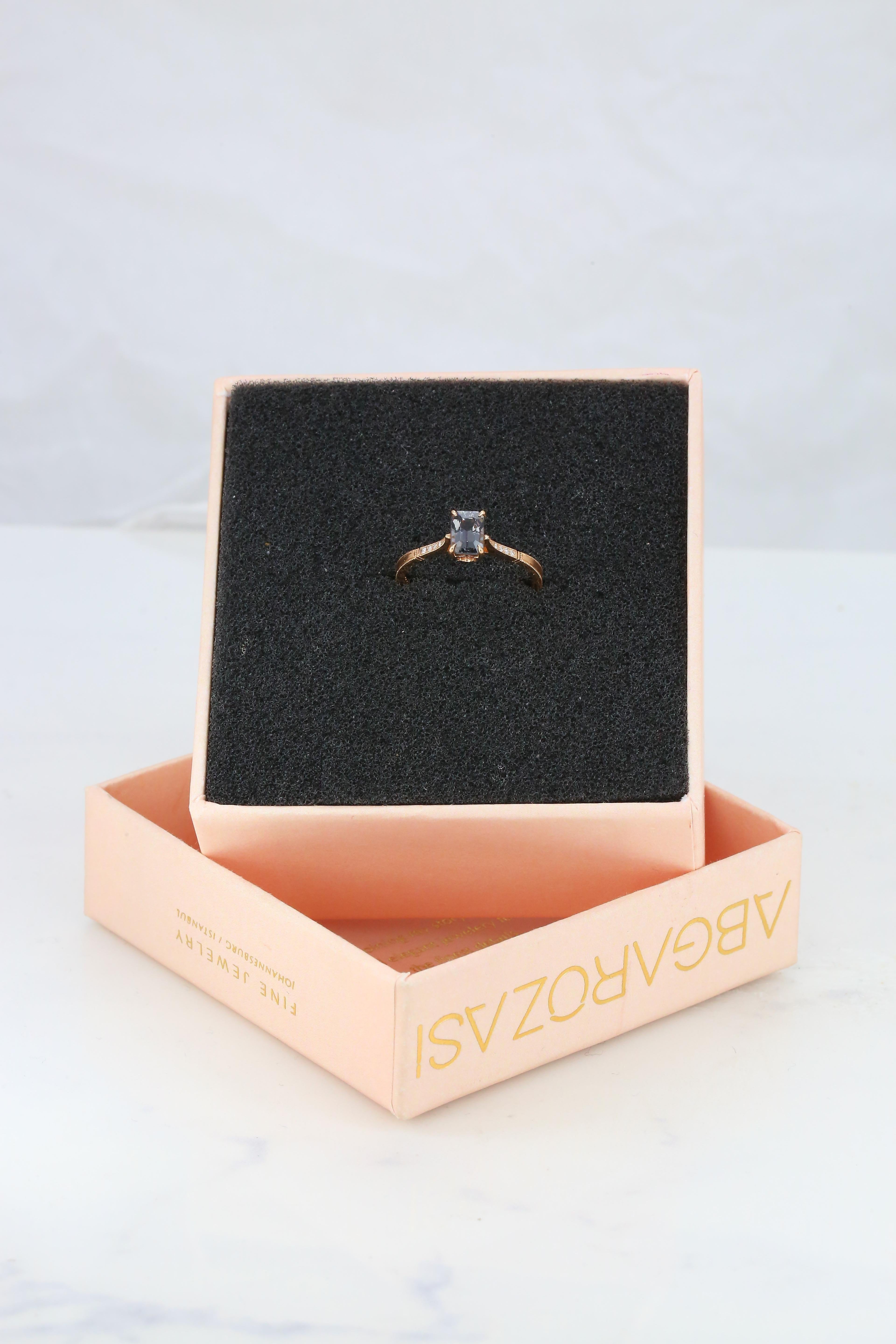 Verlobungsring im Vintage-Stil, 0,99 Karat Smaragdschliff Spinell mit Diamant im Angebot 7