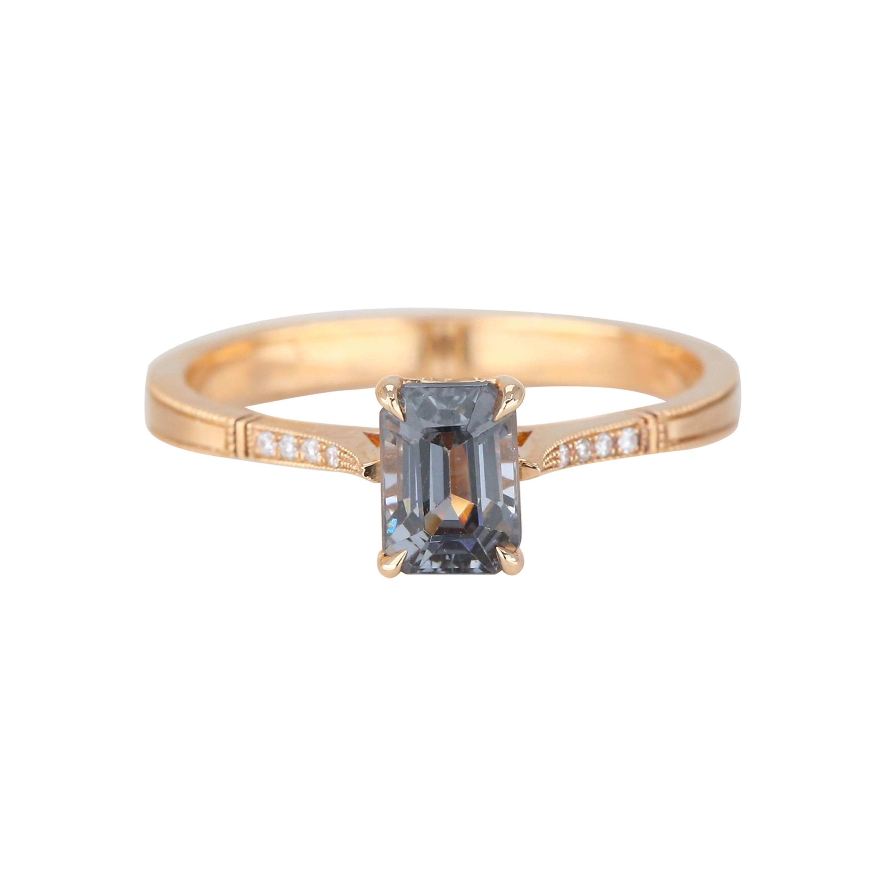 Bague de fiançailles de style vintage en spinelle taille émeraude 0,99 carat avec diamants en vente