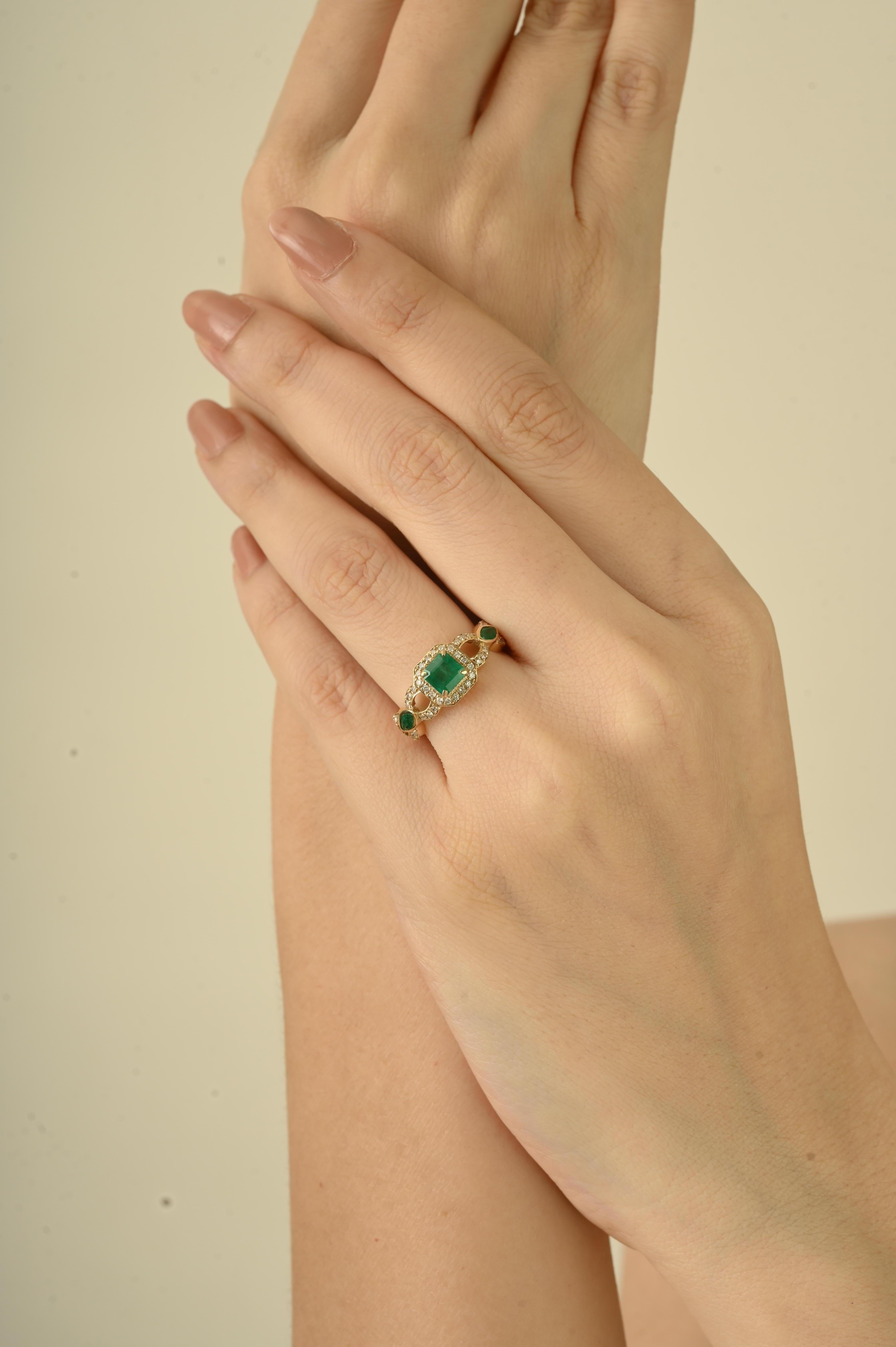 En venta: Anillo de compromiso estilo vintage con halo de esmeraldas y diamantes de 1 quilate en oro amarillo de 14k  2