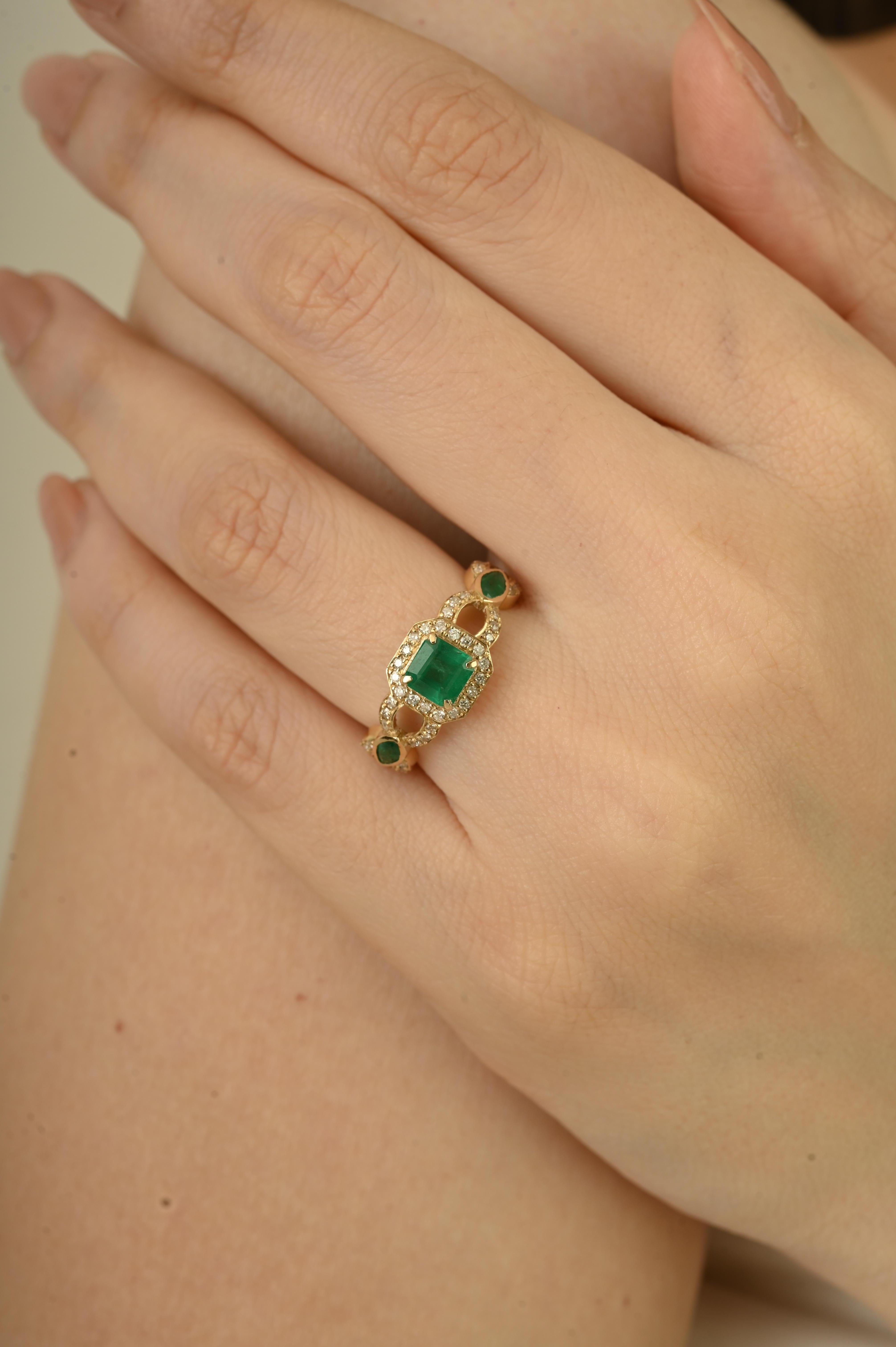 En venta: Anillo de compromiso estilo vintage con halo de esmeraldas y diamantes de 1 quilate en oro amarillo de 14k  4