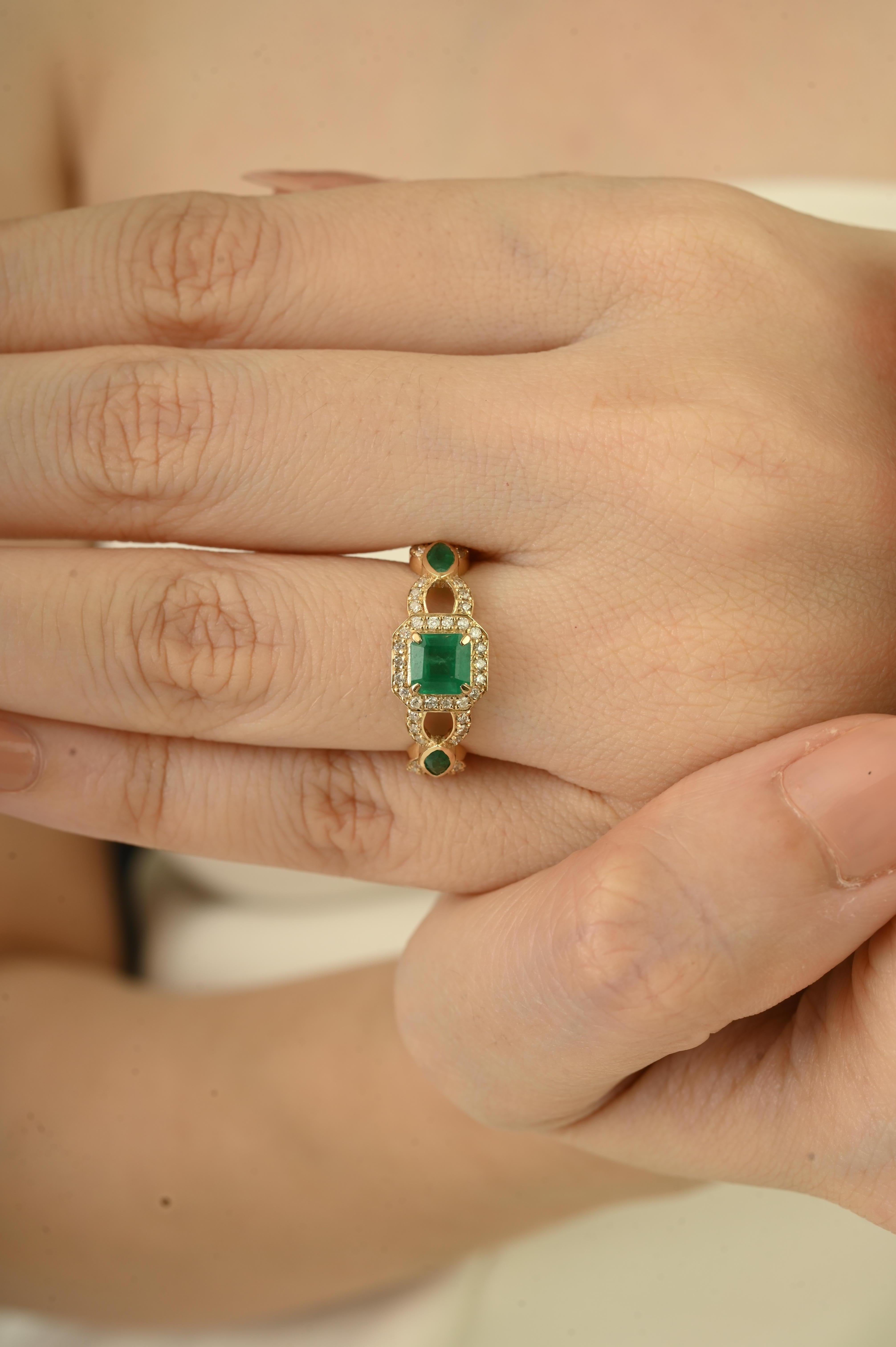 En venta: Anillo de compromiso estilo vintage con halo de esmeraldas y diamantes de 1 quilate en oro amarillo de 14k  6