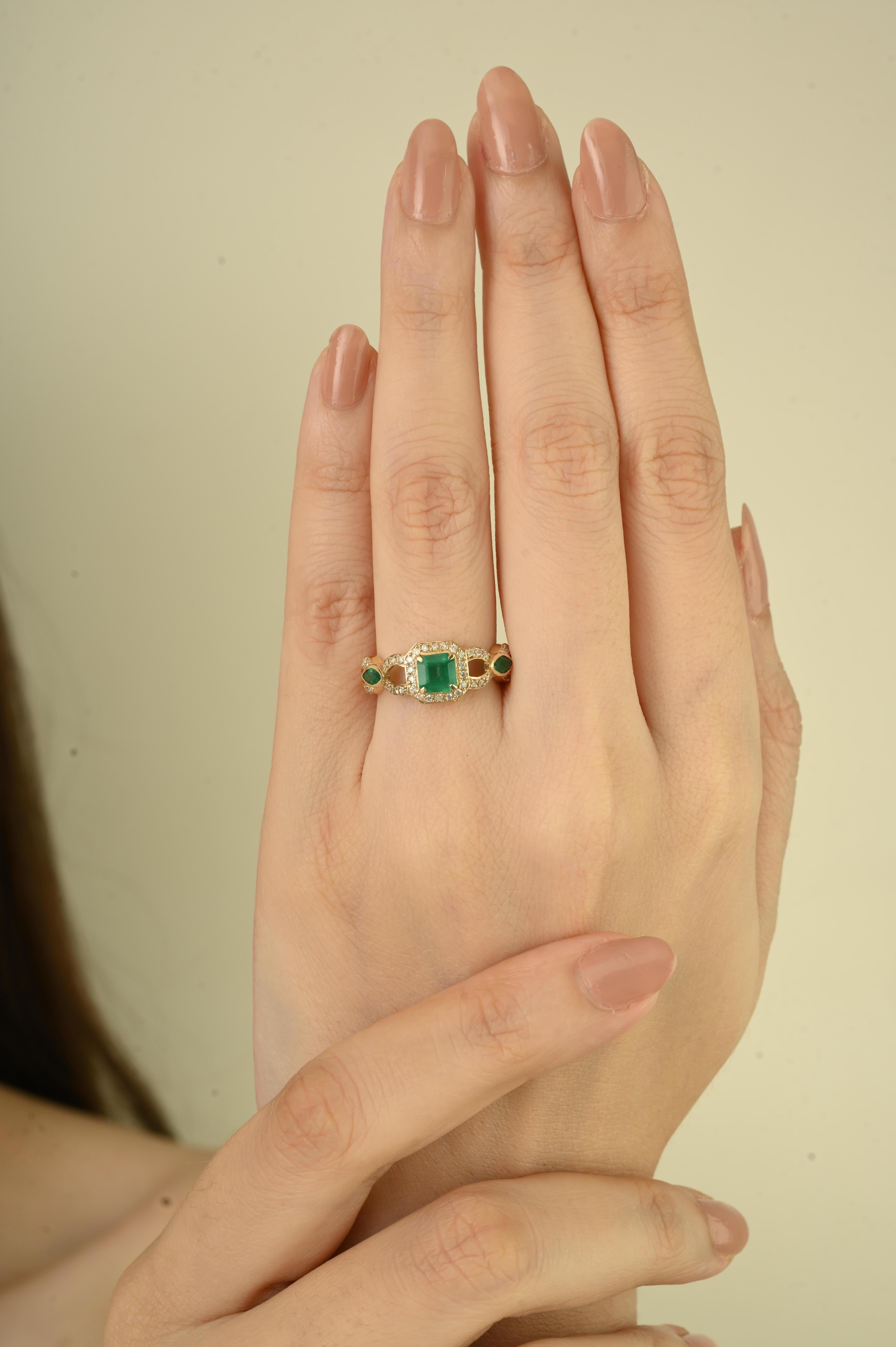 En venta: Anillo de compromiso estilo vintage con halo de esmeraldas y diamantes de 1 quilate en oro amarillo de 14k  8