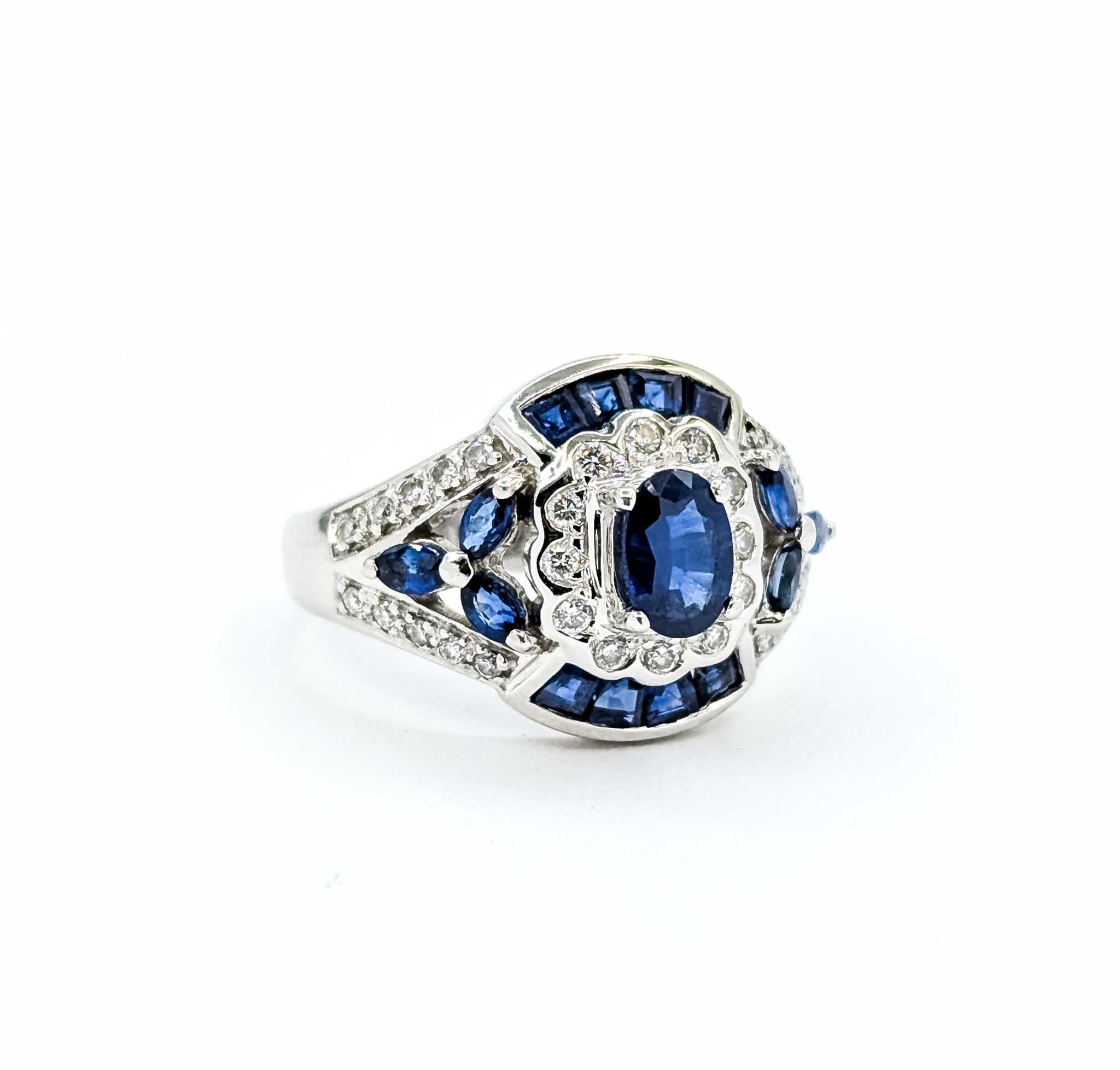 Entra in un'eleganza senza tempo con questo squisito anello in stile vintage realizzato in oro bianco 14 carati. Al centro si trova uno zaffiro blu vibrante dal peso totale di 1,0 carati, disposto in un design accattivante che irradia raffinatezza.