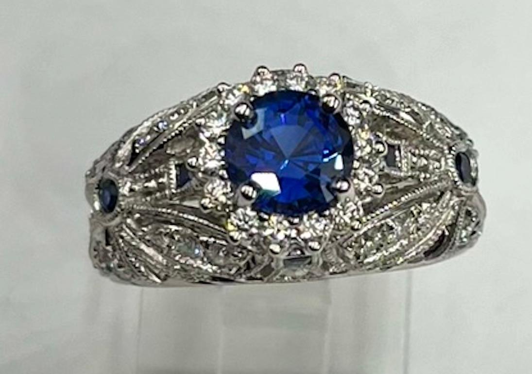 Platinring im Vintage-Stil mit 1,36CT rundem natürlichem blauem Saphir im Vintage-Stil (Rundschliff) im Angebot