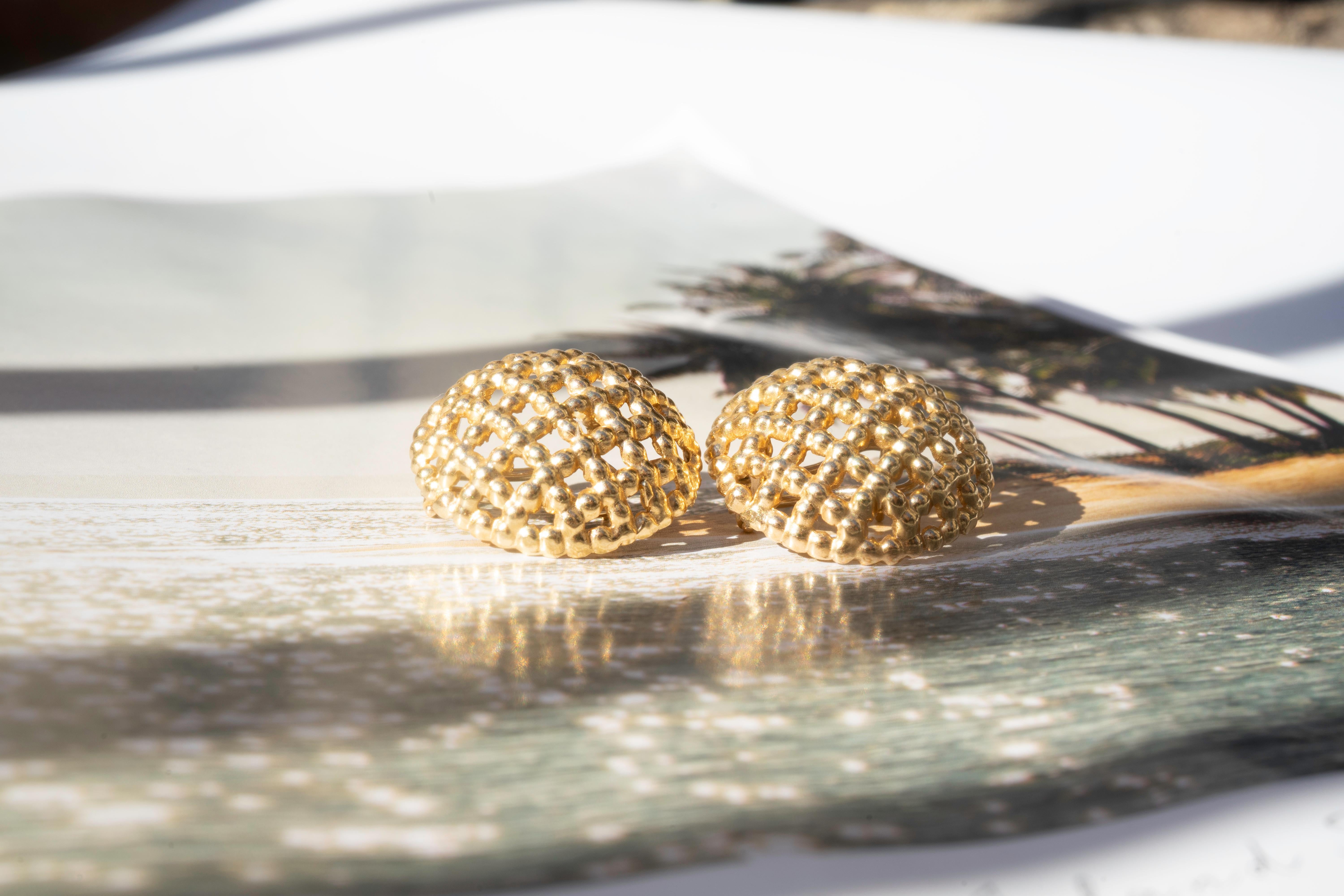 Vintage Style 14 Karat Yellow Gold Lightweight Lever-Back Button Earrings In Excellent Condition For Sale In Brooklyn, NY