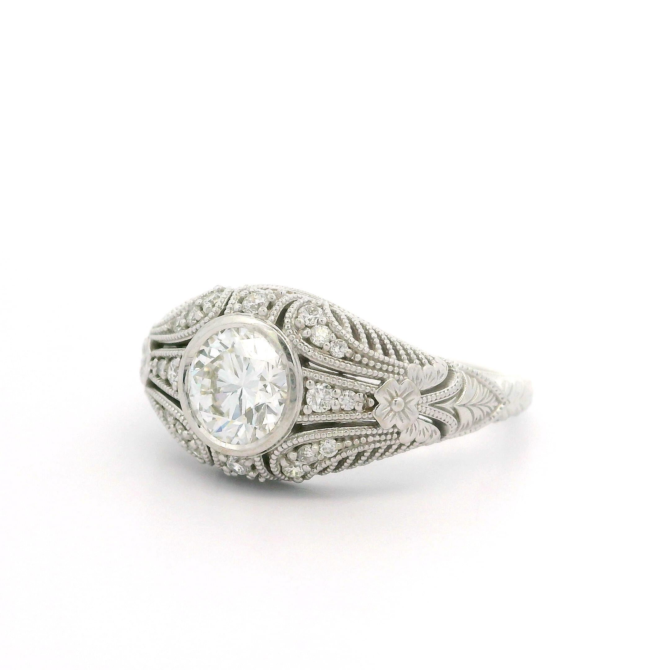 Anello in stile vintage in oro bianco 14k GIA 1,09ctw con diamante a grani di grano in vendita 8