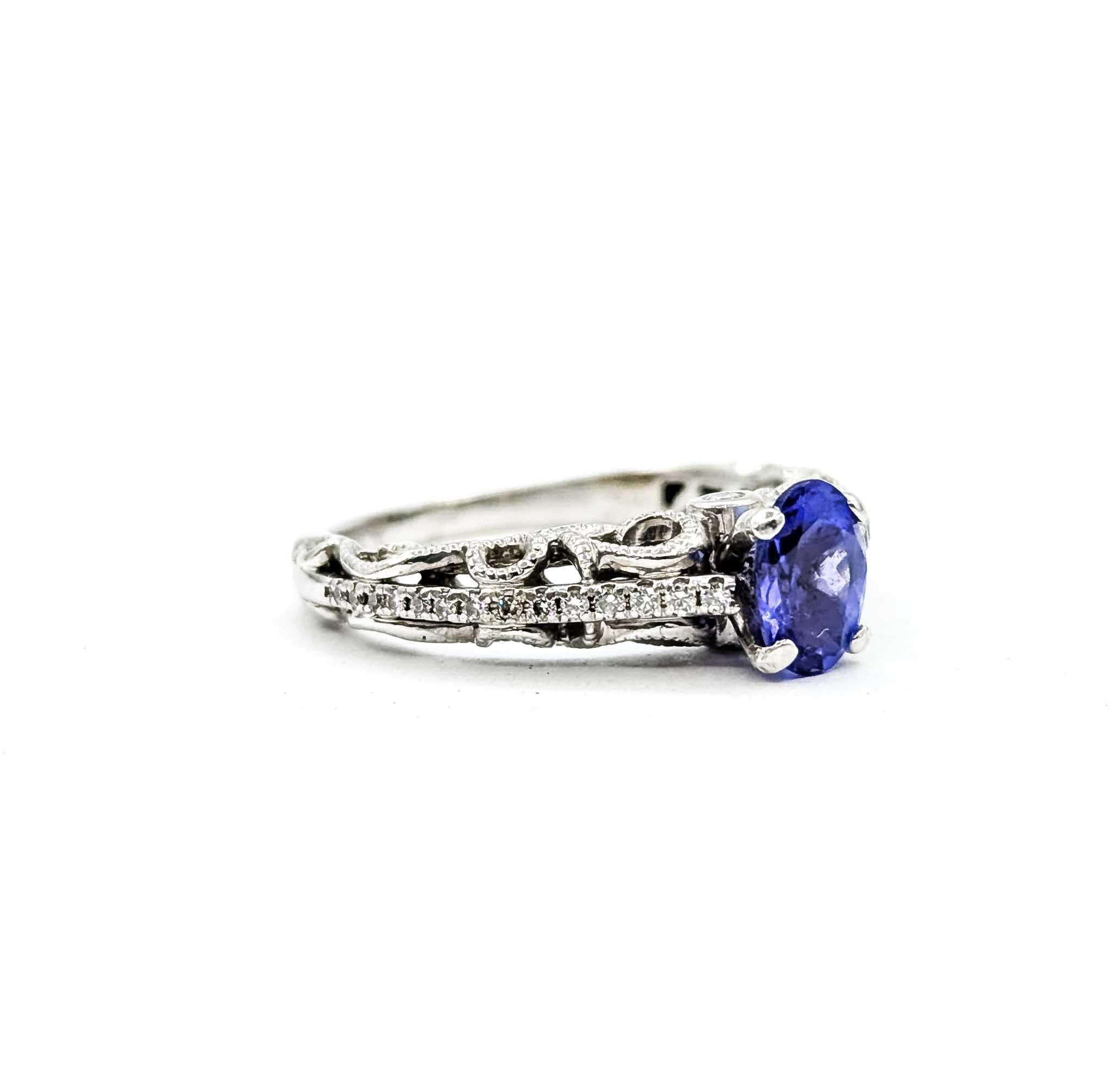 Este exquisito anillo de inspiración vintage está elaborado en oro blanco de 14 quilates y luce una vibrante tanzanita de talla ovalada de aproximadamente 0,80 quilates. El intenso tono azul violáceo de la tanzanita se complementa a la perfección