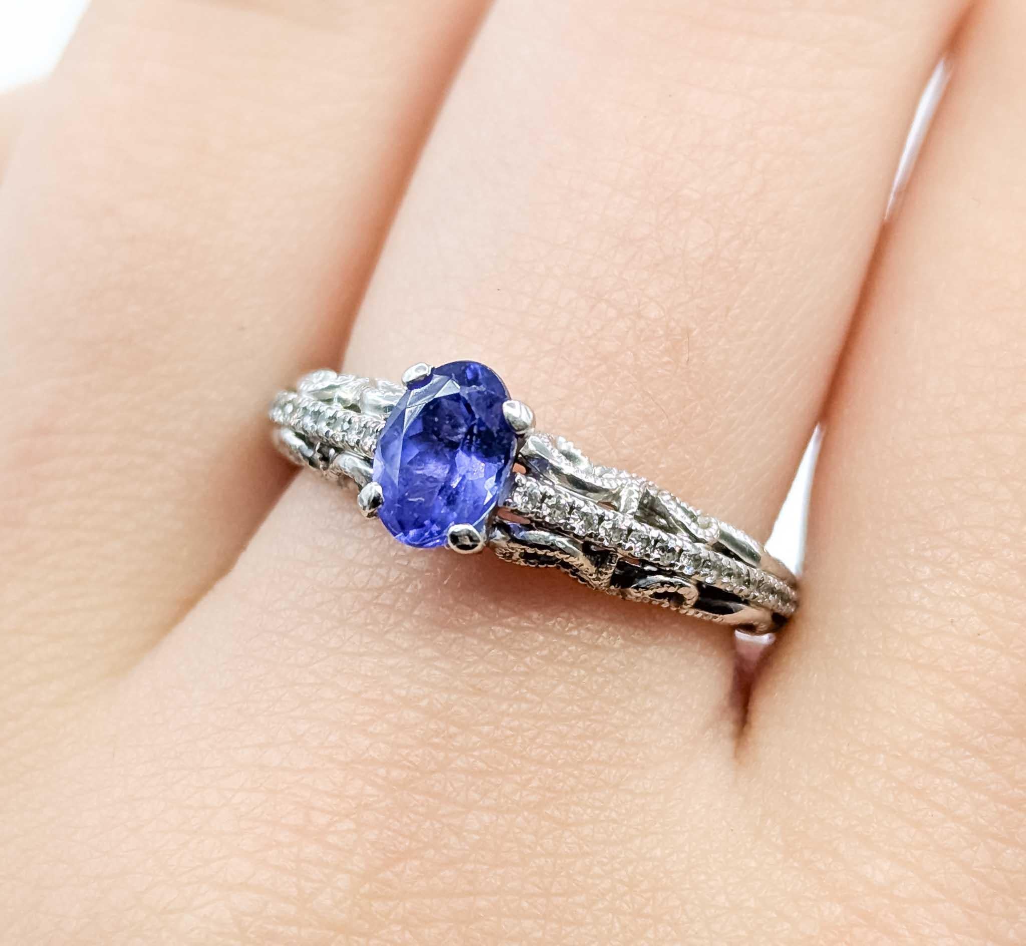 Anillo de oro blanco de 14k con tanzanita y diamantes estilo vintage en Excelente estado para la venta en Bloomington, MN