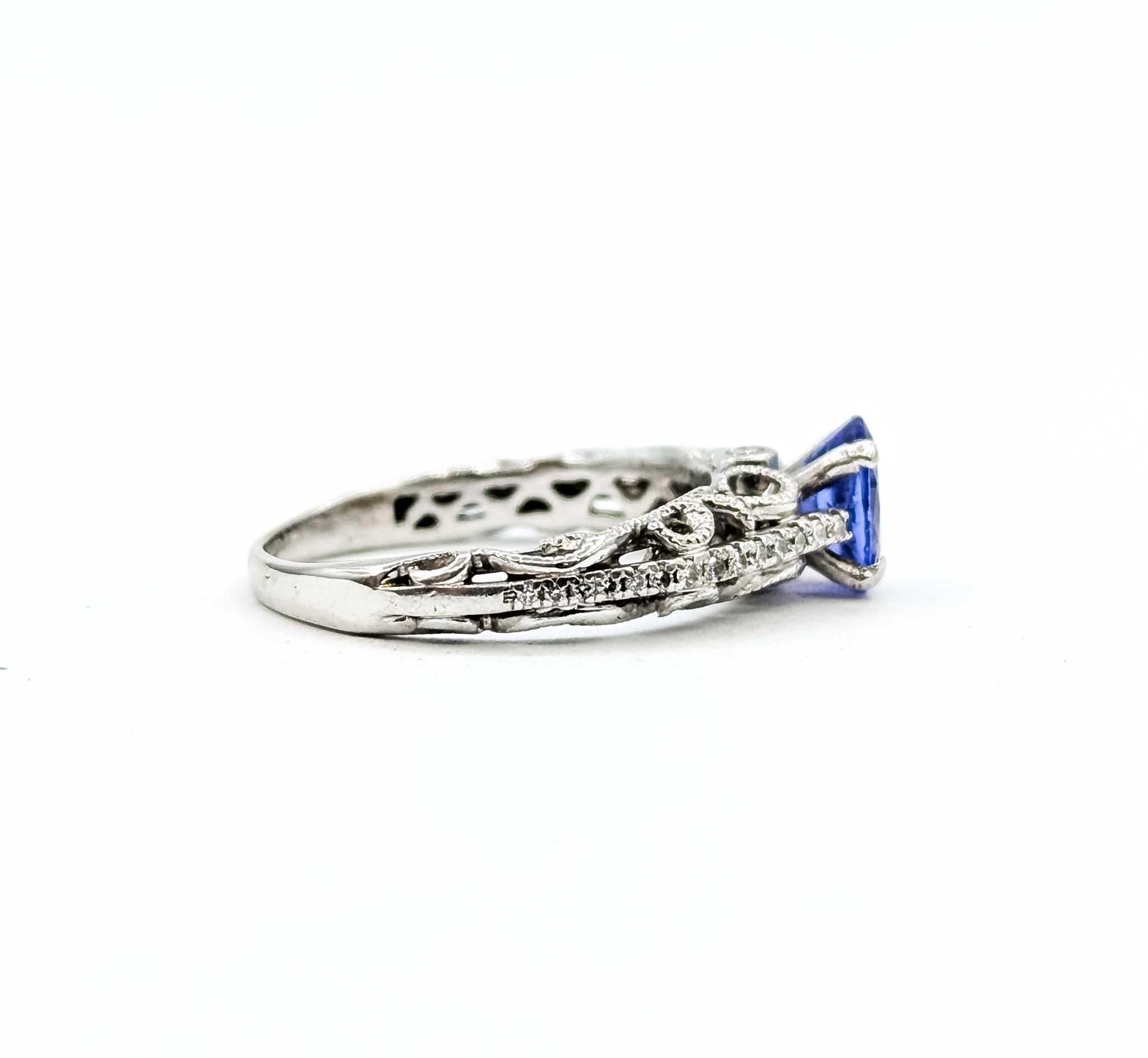 Anillo de oro blanco de 14k con tanzanita y diamantes estilo vintage en venta 1