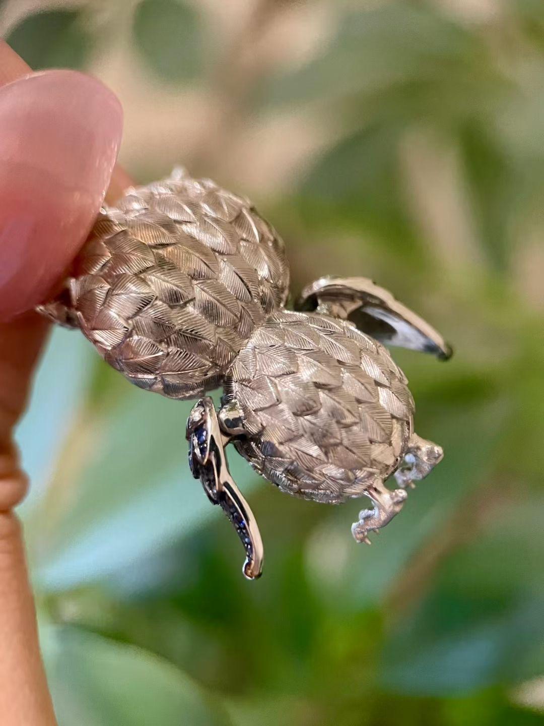 Colgante Búho Estilo Vintage de Oro de 18K con Multi Gemas y Movimiento en venta 4