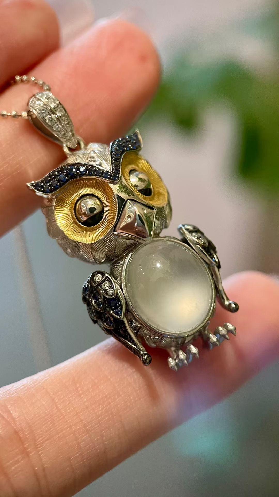Colgante Búho Estilo Vintage de Oro de 18K con Multi Gemas y Movimiento Moderno en venta