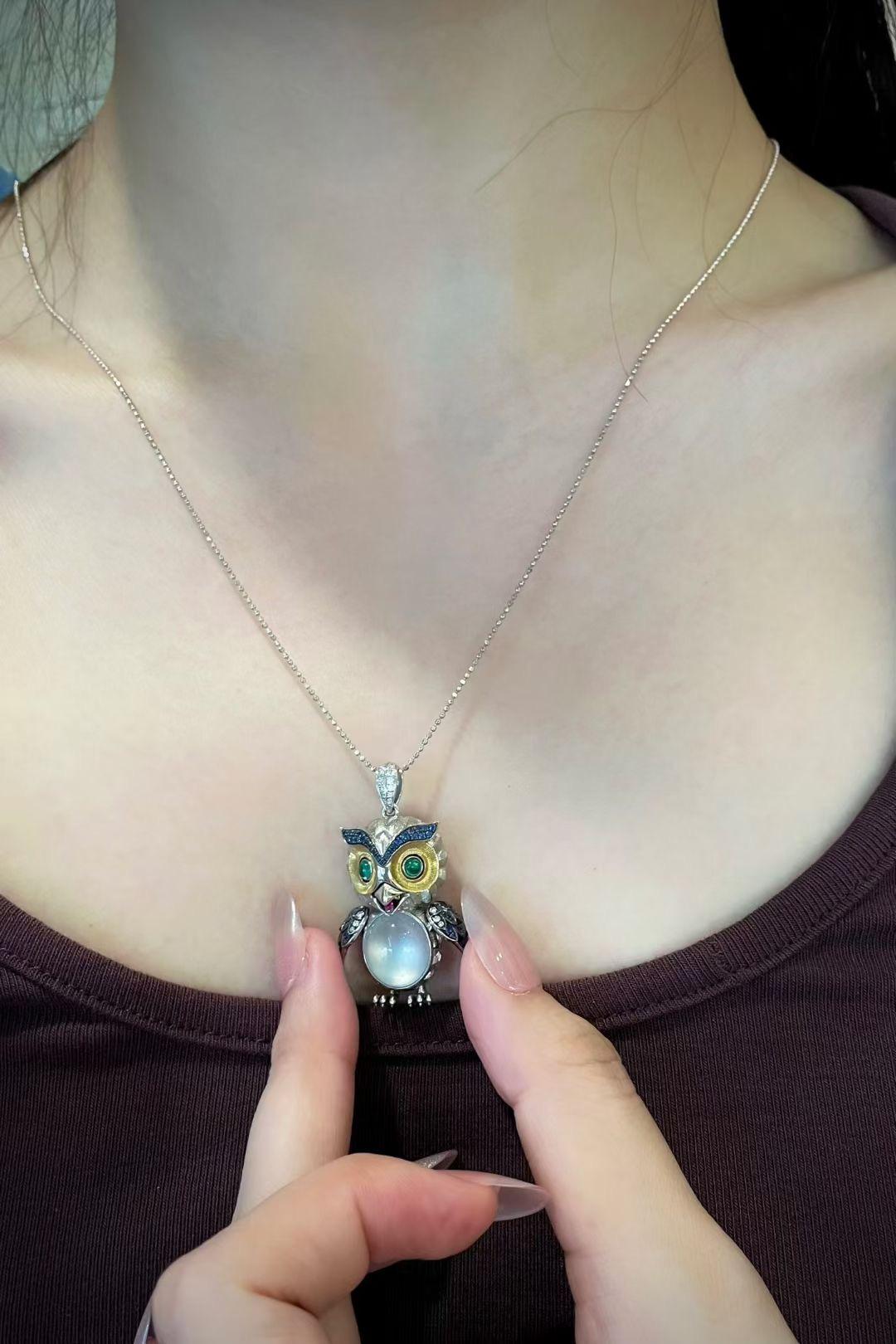 Colgante Búho Estilo Vintage de Oro de 18K con Multi Gemas y Movimiento Corte oval en venta