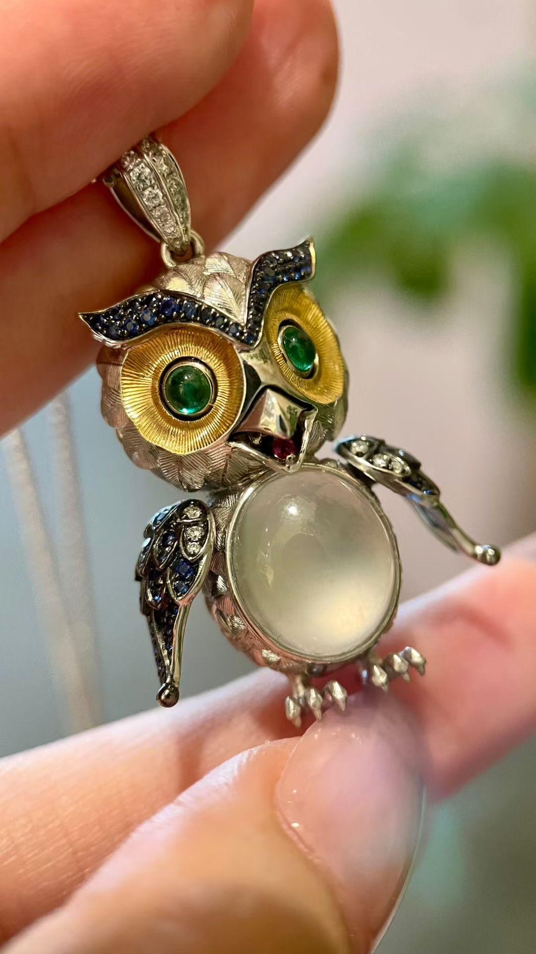 Colgante Búho Estilo Vintage de Oro de 18K con Multi Gemas y Movimiento en venta 2