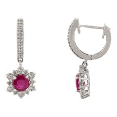 Boucles d
oreilles pendantes en or blanc 18K de style Vintage avec halo de rubis et de diamants de 1,7 carats