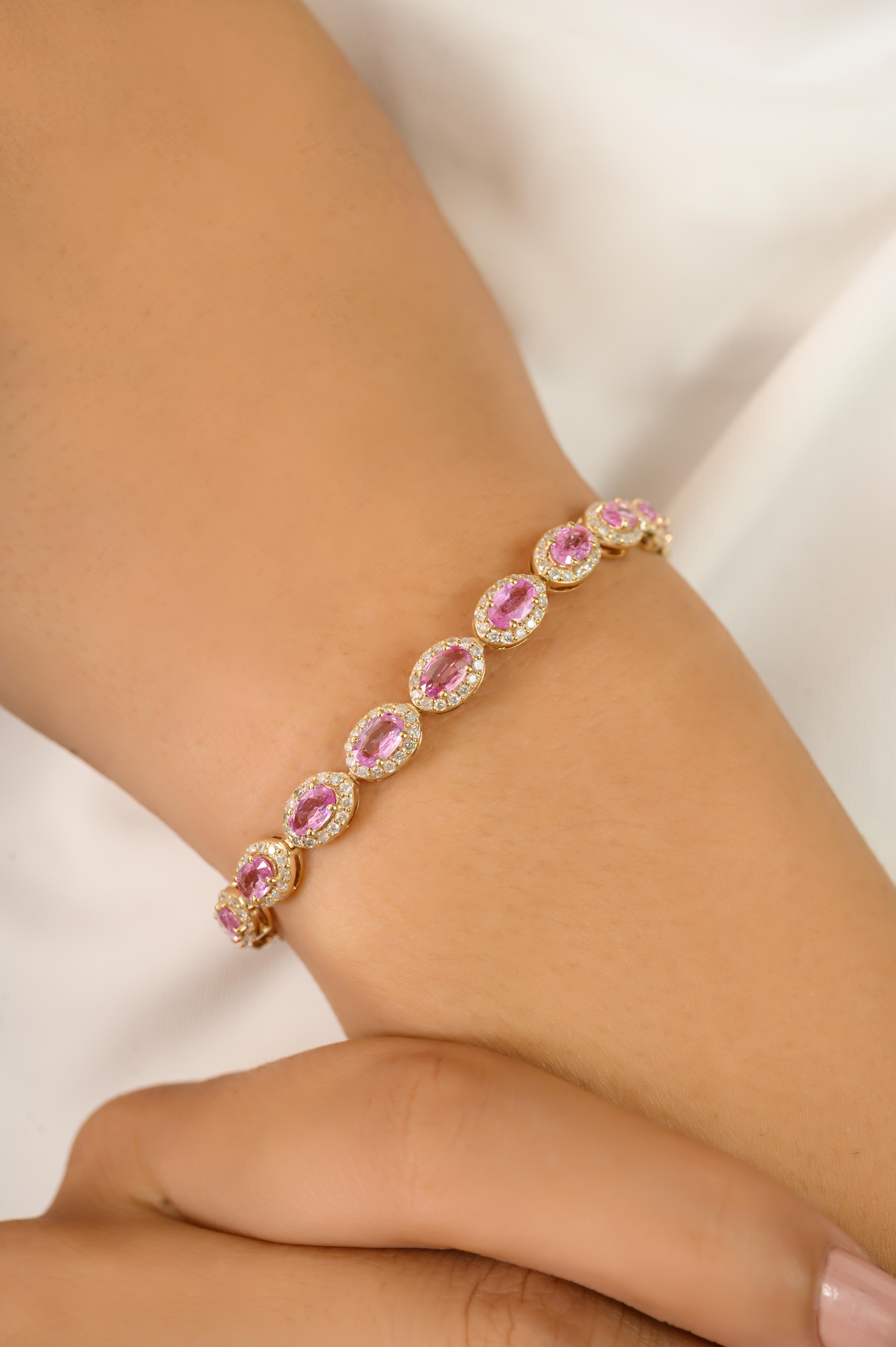 5.09Ct Pink Sapphire & Diamond Halo Tennis Bracelet en or jaune 14k  comprenant 5,09 carats de saphirs roses rehaussés de diamants ronds de taille brillant pesant 1,55 carats. Chaque saphir est encadré dans un délicat halo. Il mesure 7 pouces de