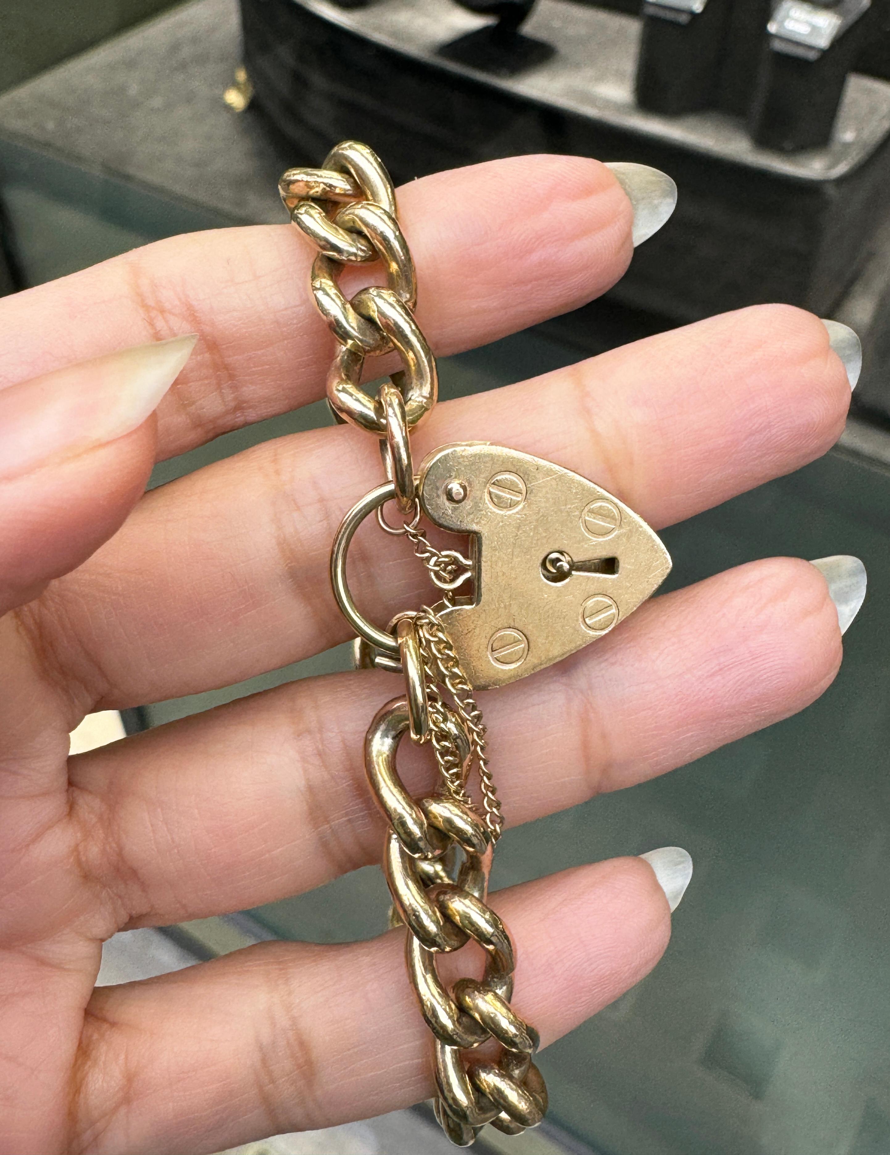Vintage-Gliederarmband im Vintage-Stil aus 9 Karat Gold mit geschwungener Gliederkette und Herzanhänger für Damen oder Herren im Angebot