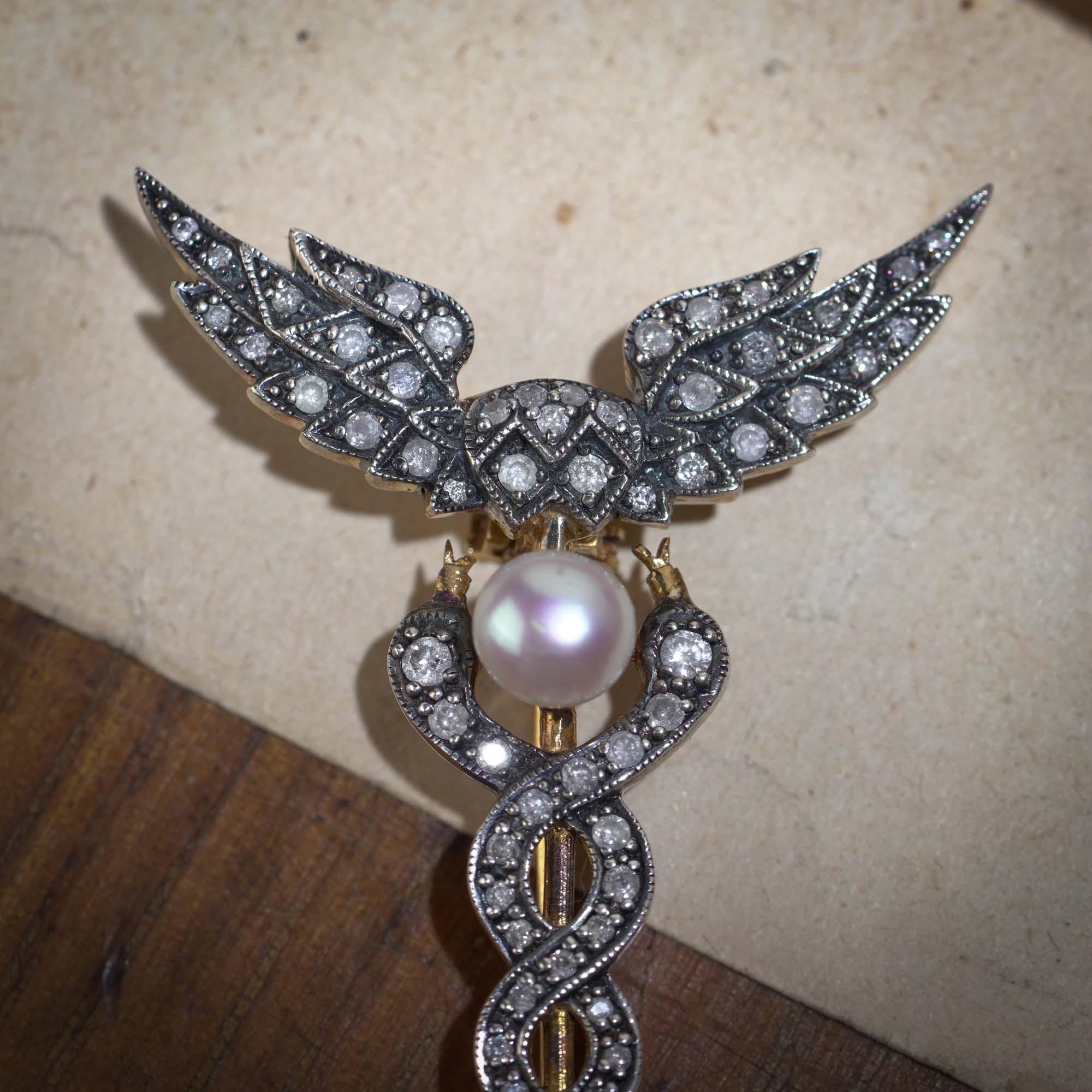 Taglio brillante Spilla Caduceo in stile vintage in oro e argento 9kt con perle e diamanti in vendita