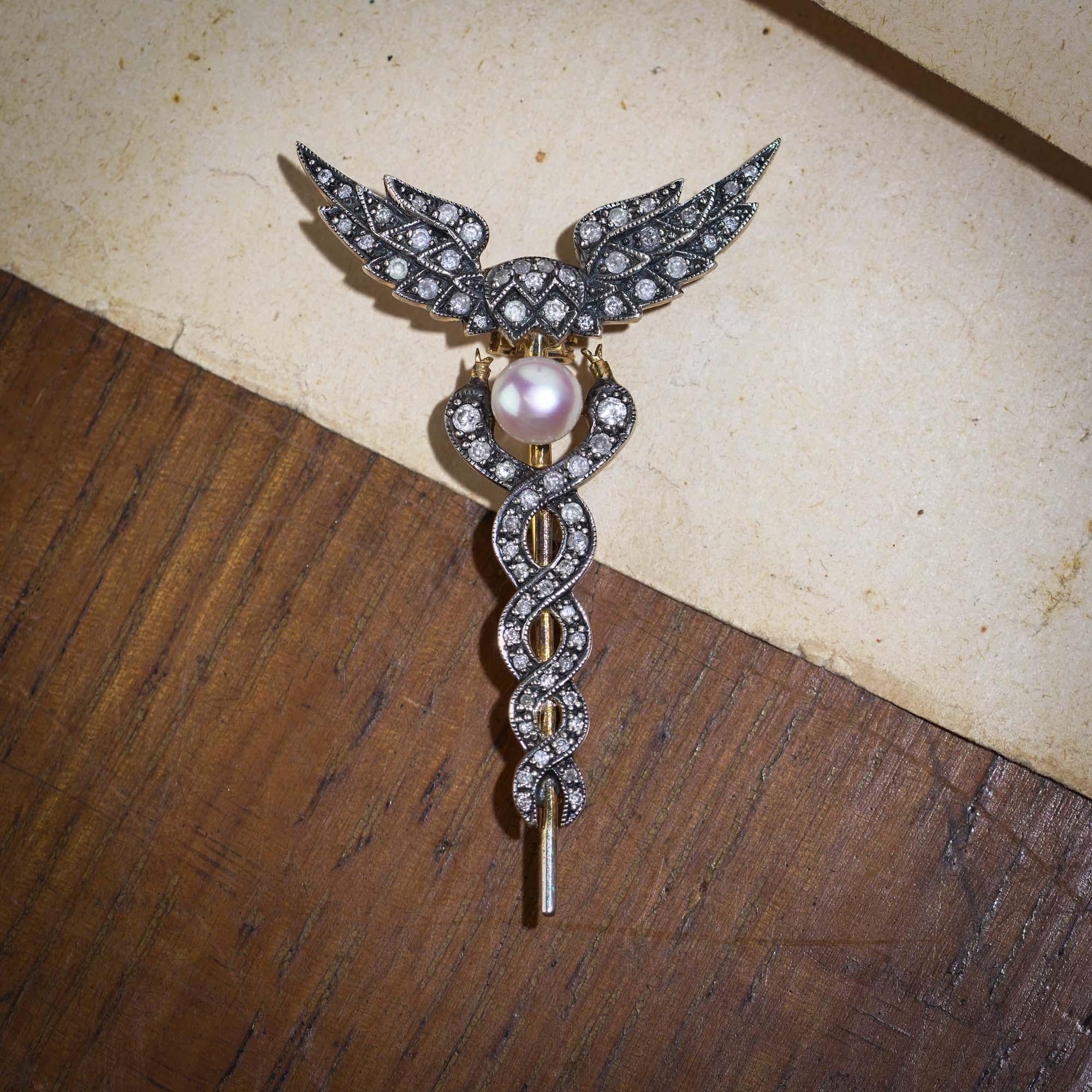 Spilla Caduceo in stile vintage in oro e argento 9kt con perle e diamanti in vendita 1