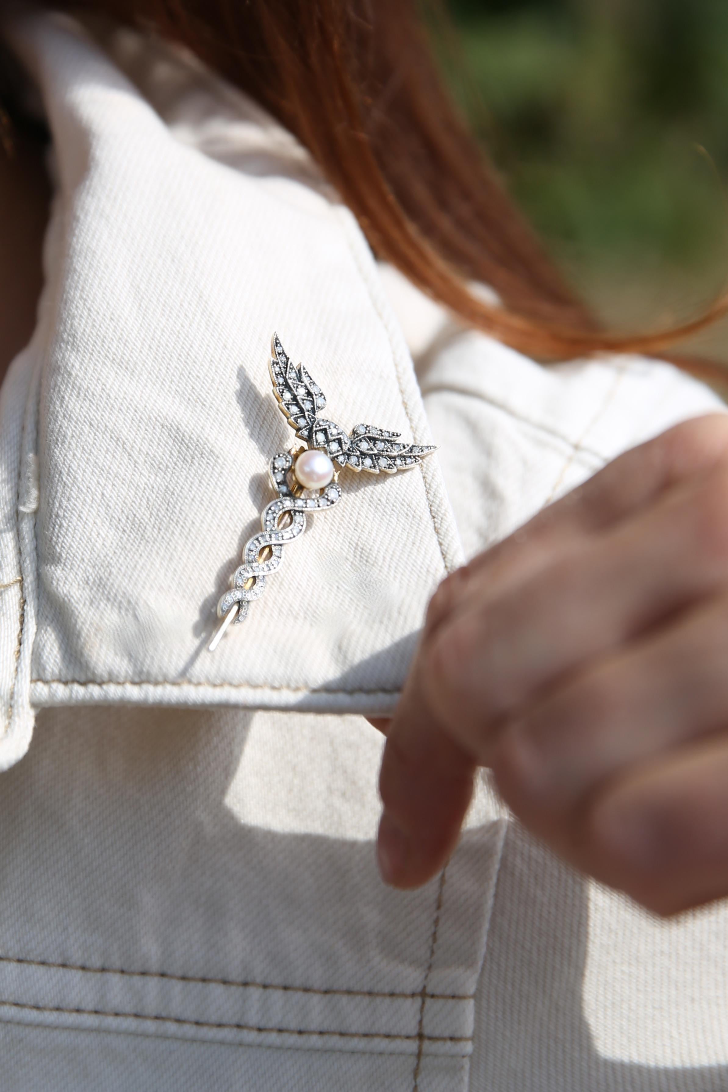 Spilla Caduceo in stile vintage in oro e argento 9kt con perle e diamanti in vendita 2