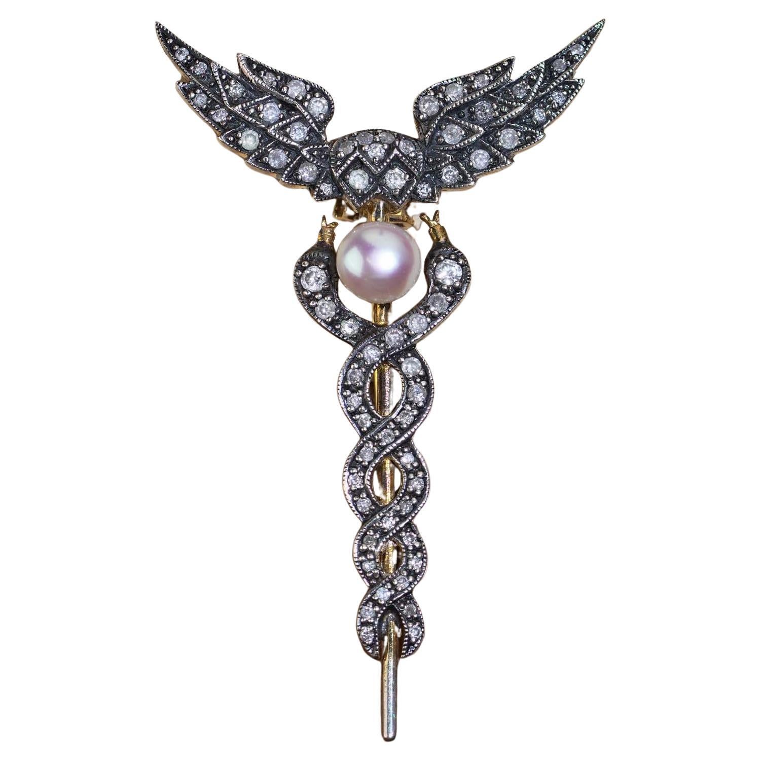 Spilla Caduceo in stile vintage in oro e argento 9kt con perle e diamanti in vendita