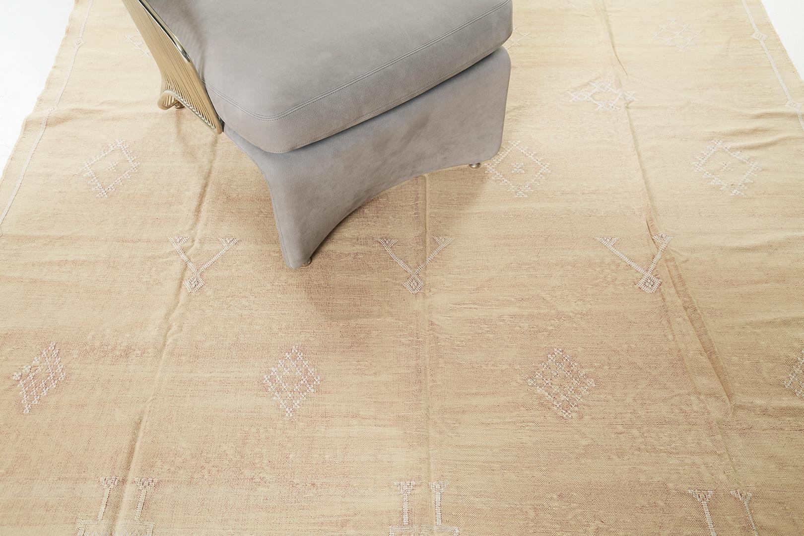 Mit seiner tadellosen und fesselnden Asymmetrie bietet dieser afrikanische Flachgewebe-Kilim-Teppich im Vintage-Stil ein optisch beeindruckendes Design. Dieser raffinierte Teppich in Mandarine zeigt brillante, mehrdeutige Muster mit marokkanischen