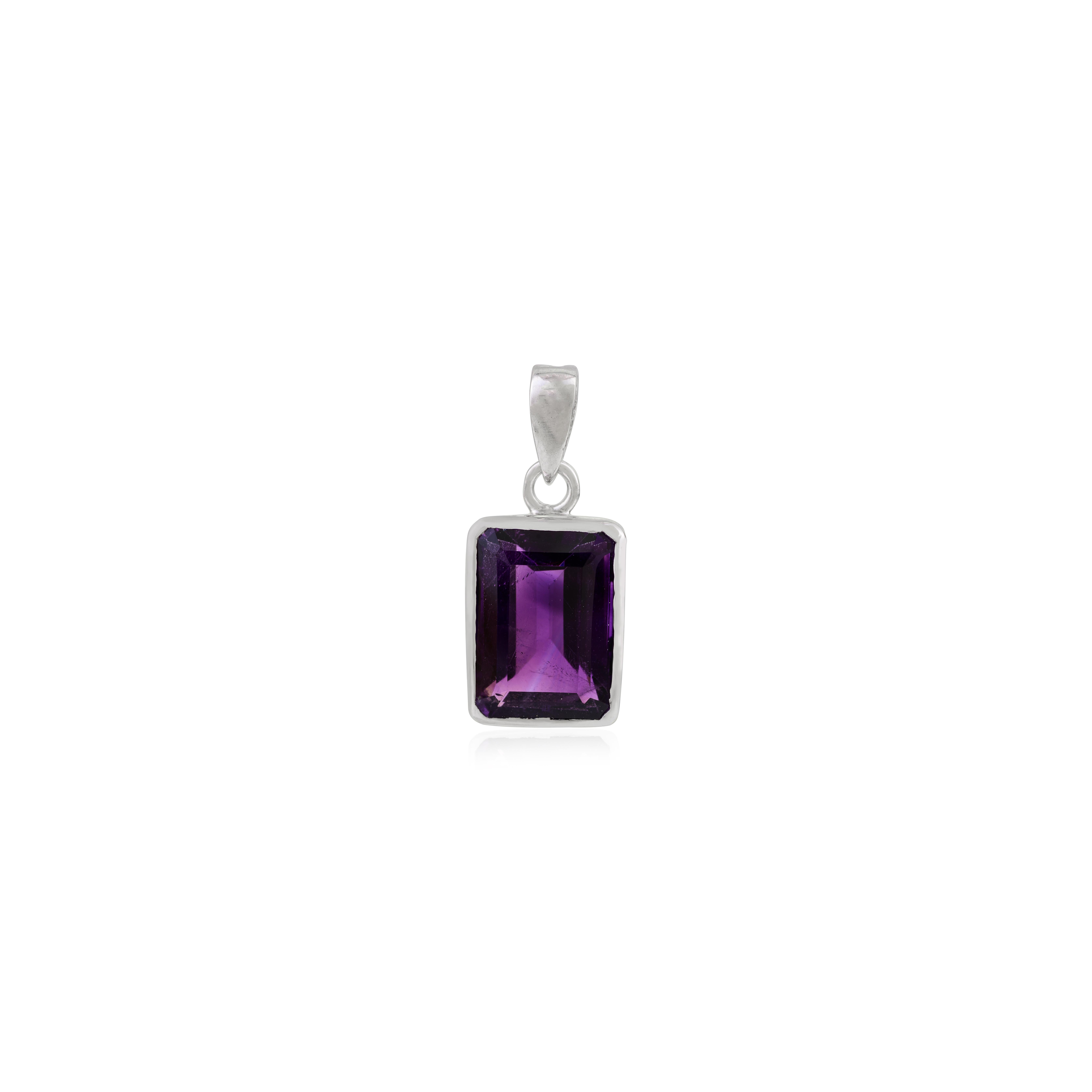 Dieser Amethyst Februar Birthstone Solitaire Anhänger zeichnet sich durch einen auffälligen 7,85 Karat natürlichen Amethyst in einem raffinierten Smaragdschliff aus. Sein tiefvioletter Farbton strahlt zeitlose Eleganz aus und macht ihn zu einem